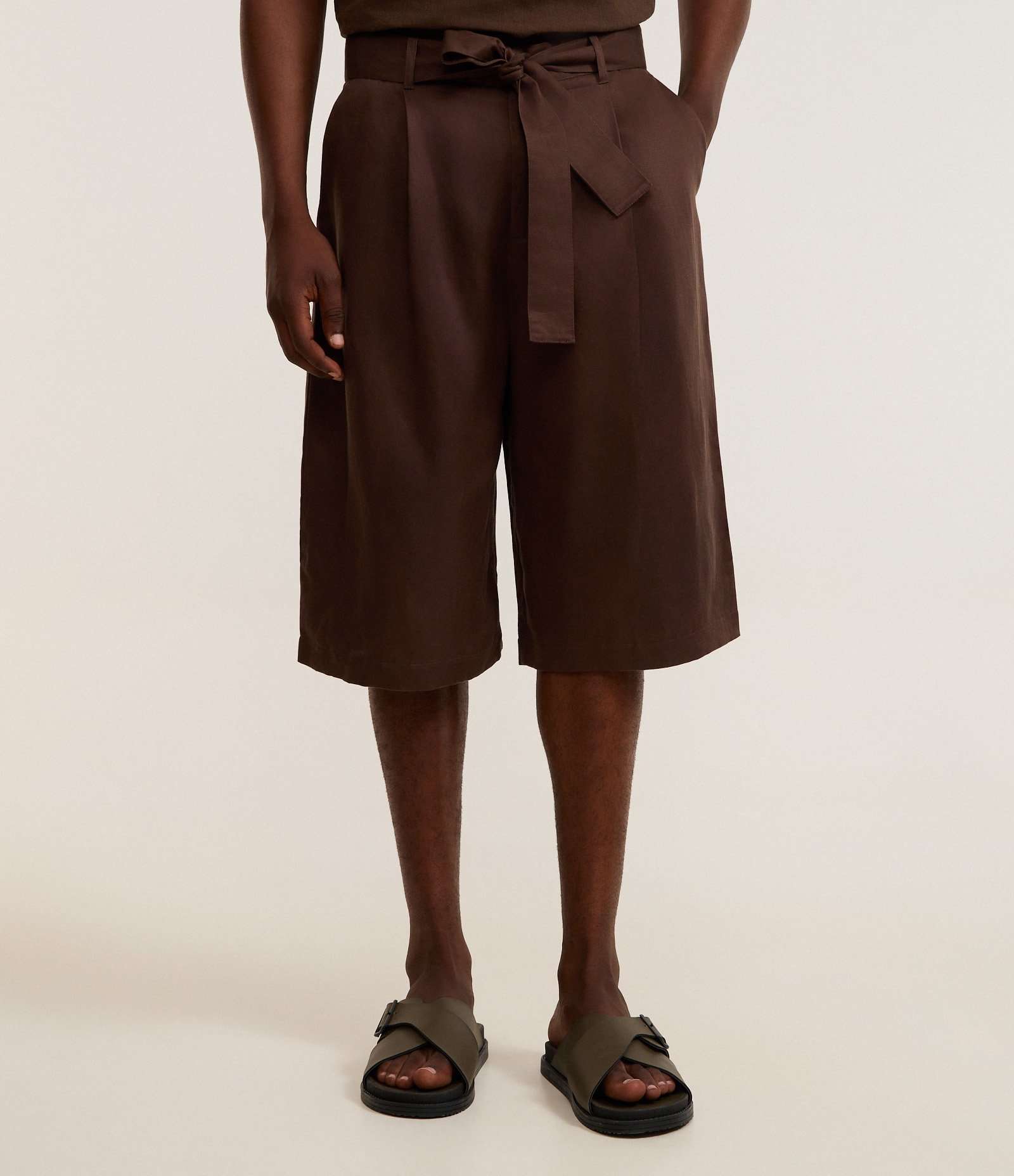 Bermuda Baggy em Linho Encerado com Amarração Alfaiatada Marrom 3
