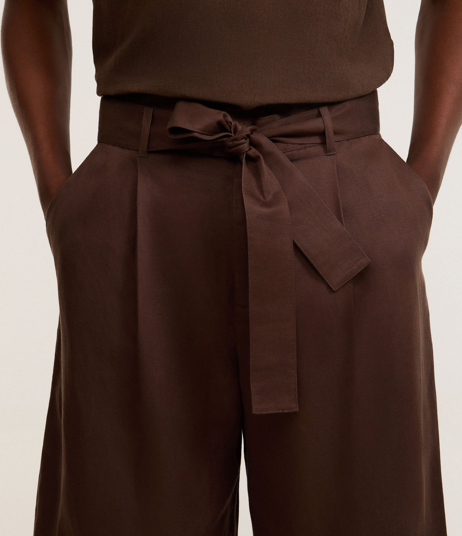 Bermuda Baggy em Linho Encerado com Amarração Alfaiatada Marrom 4