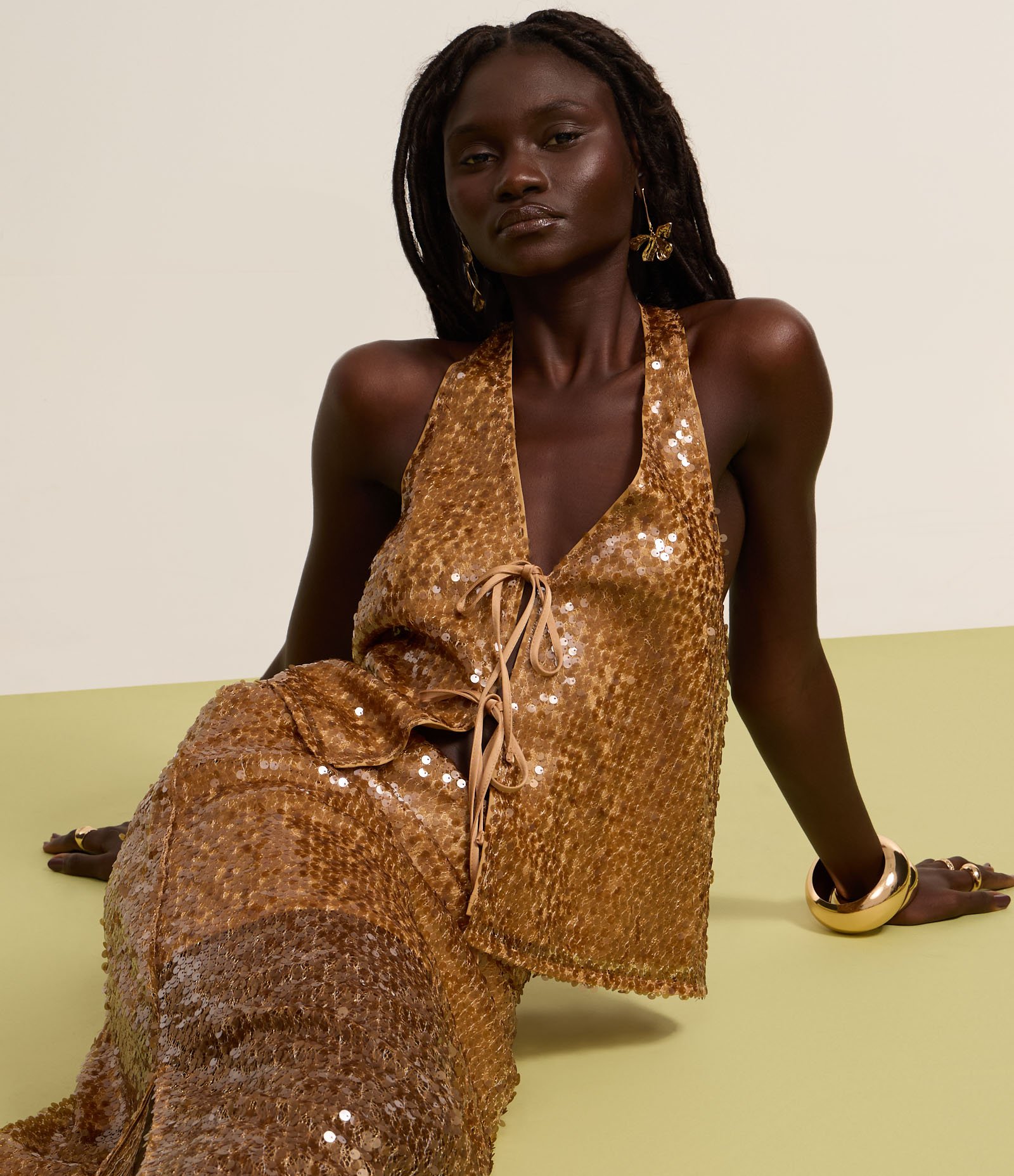 Blusa Frente Única em Paetê com Decote em V e Amarração Dourado 5