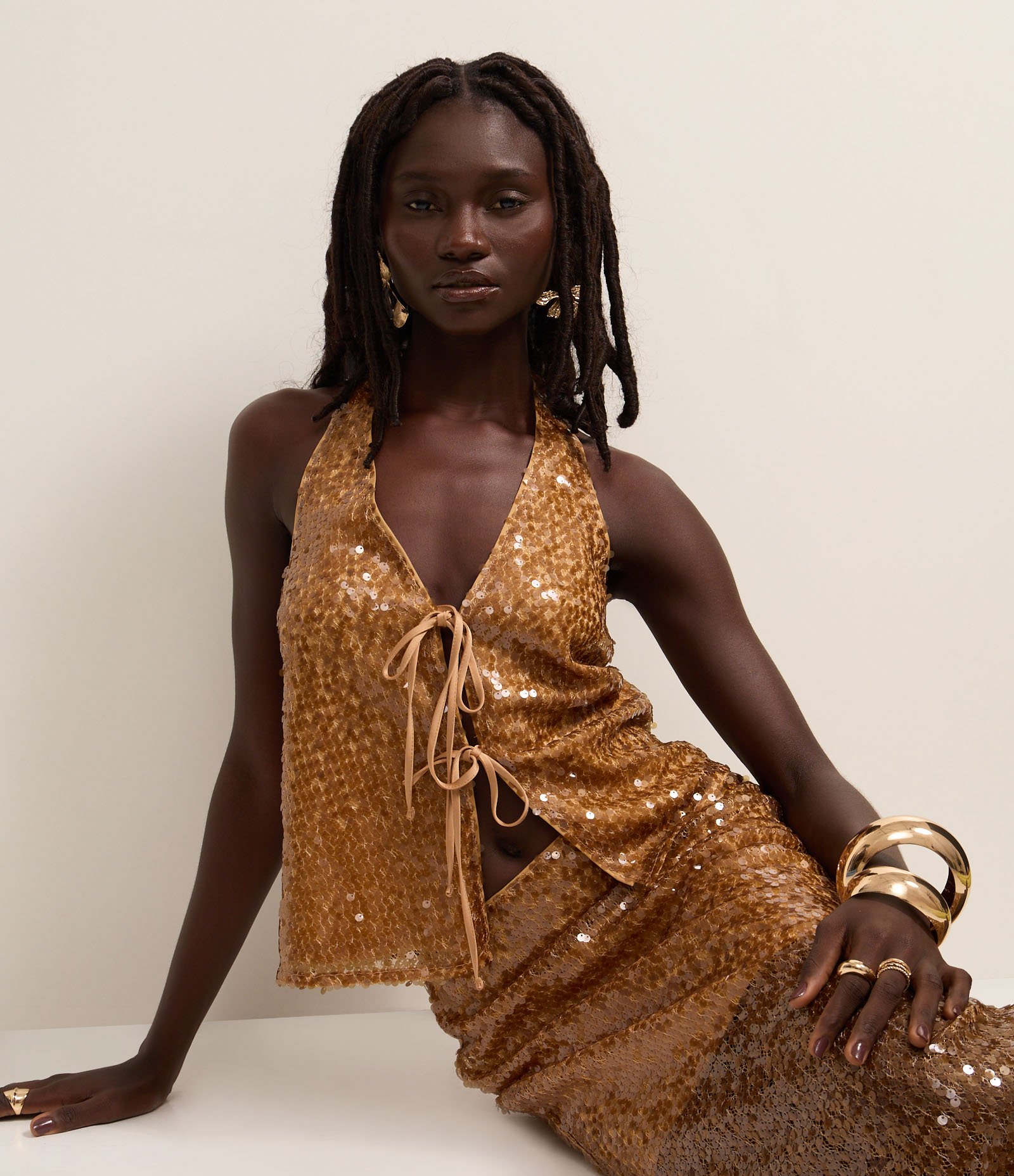 Blusa Frente Única em Paetê com Decote em V e Amarração Dourado 1