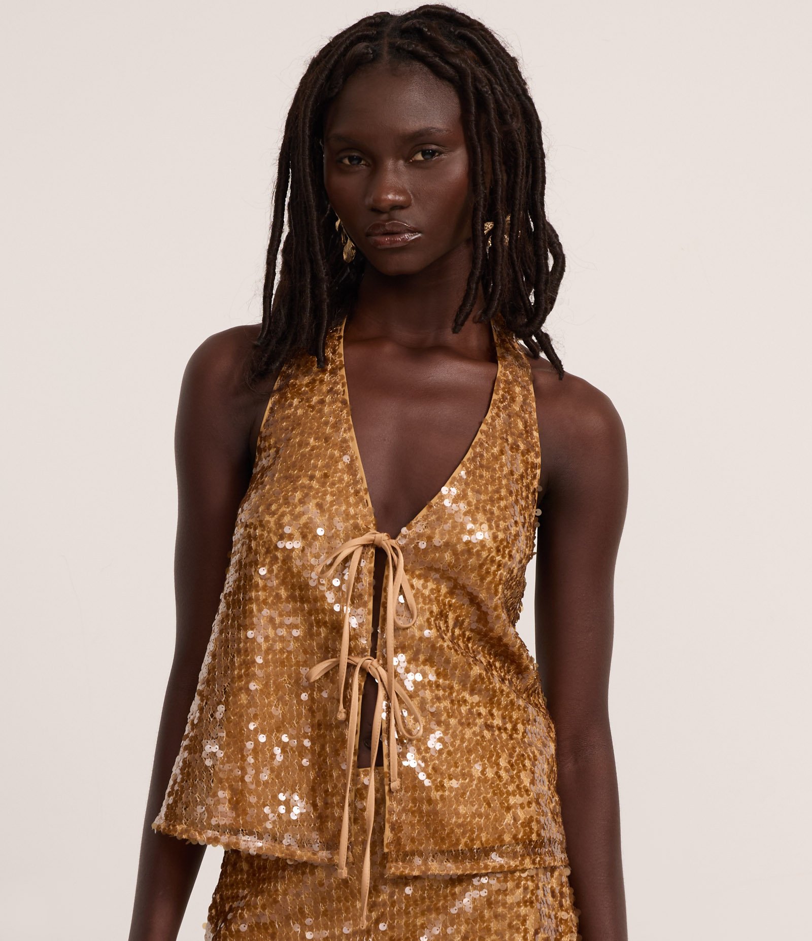 Blusa Frente Única em Paetê com Decote em V e Amarração Dourado 3