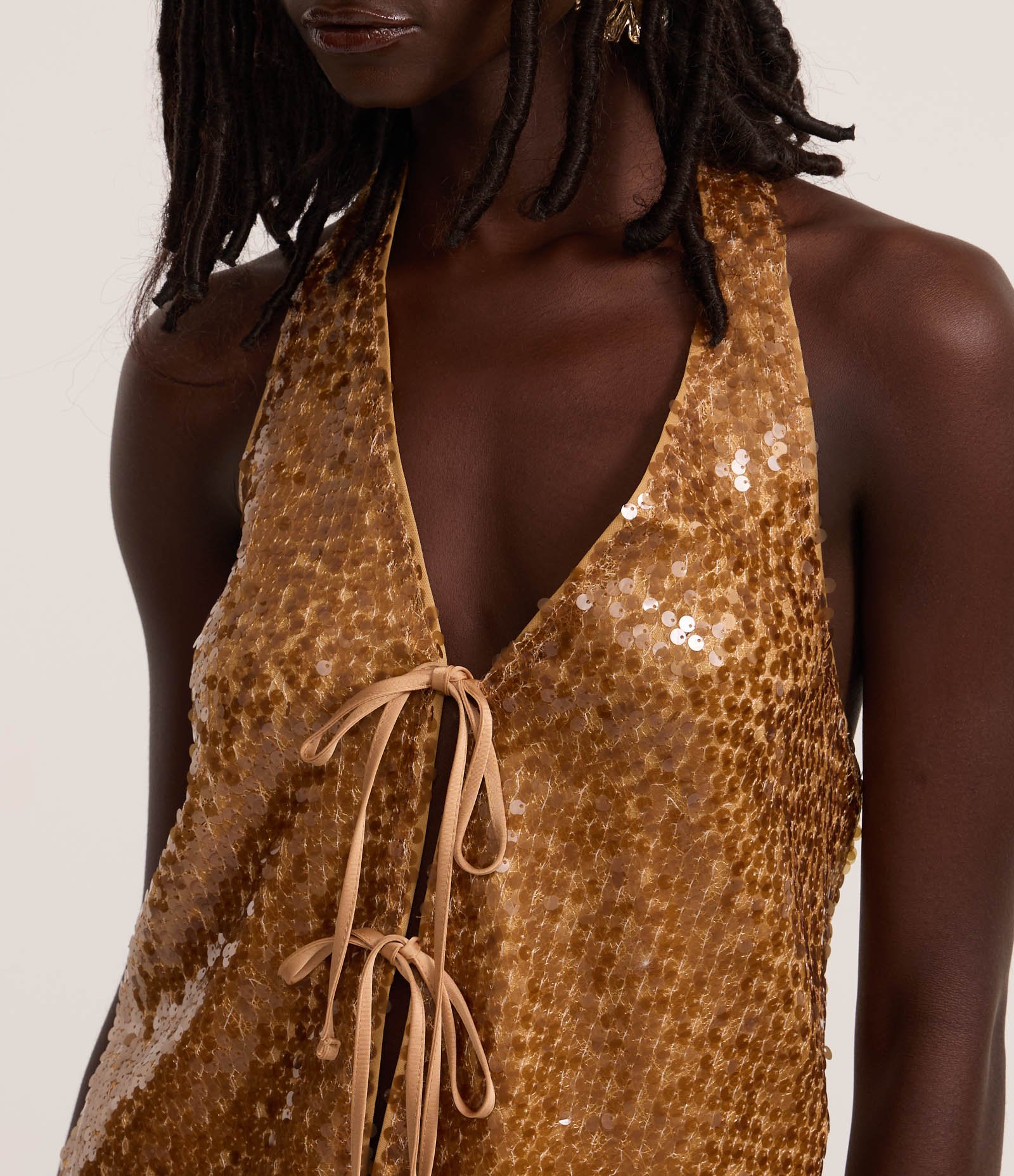 Blusa Frente Única em Paetê com Decote em V e Amarração Dourado 4