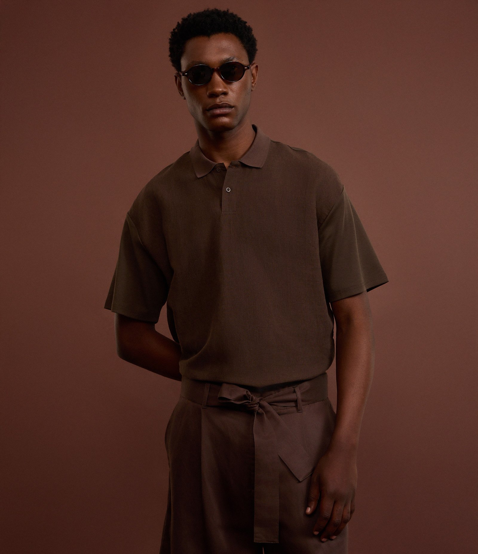 Camisa Polo Boxy em Linho e Malhão Marrom 1