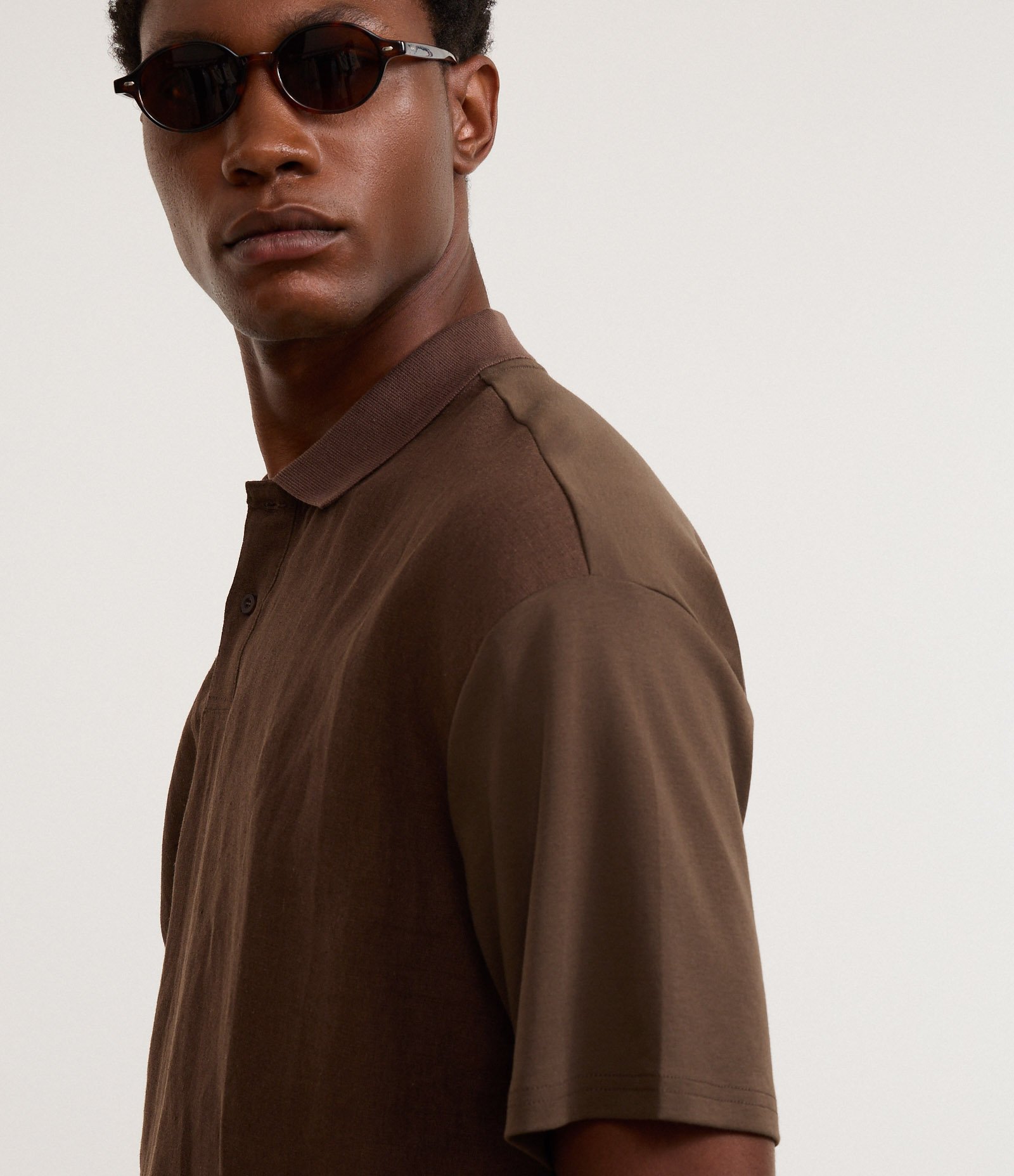 Camisa Polo Boxy em Linho e Malhão Marrom 3