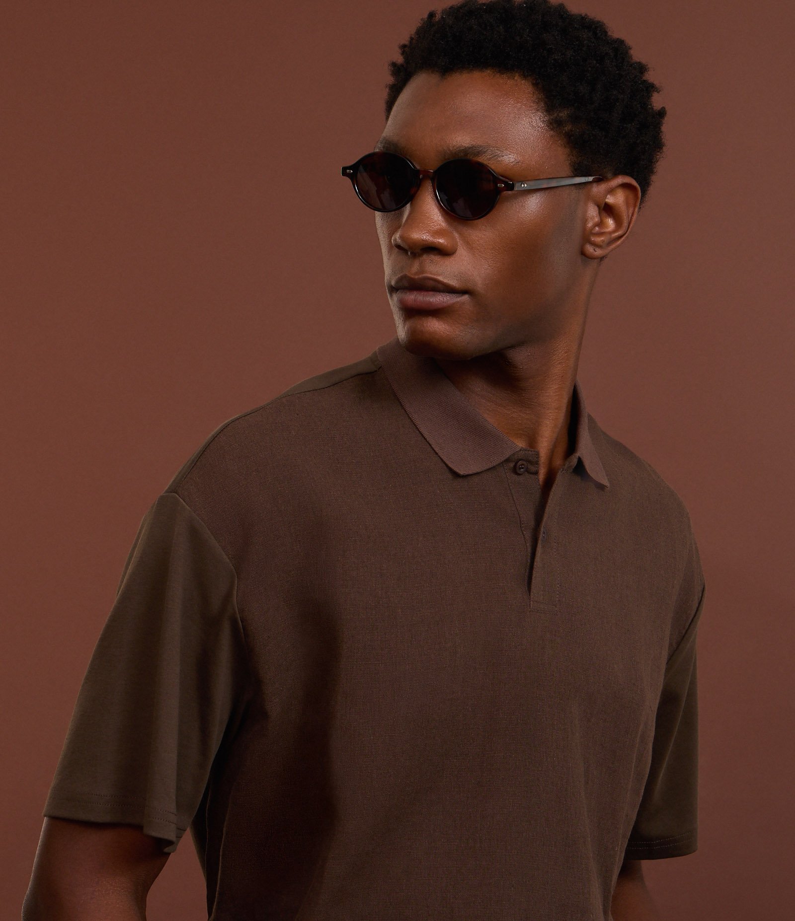 Camisa Polo Boxy em Linho e Malhão Marrom 5