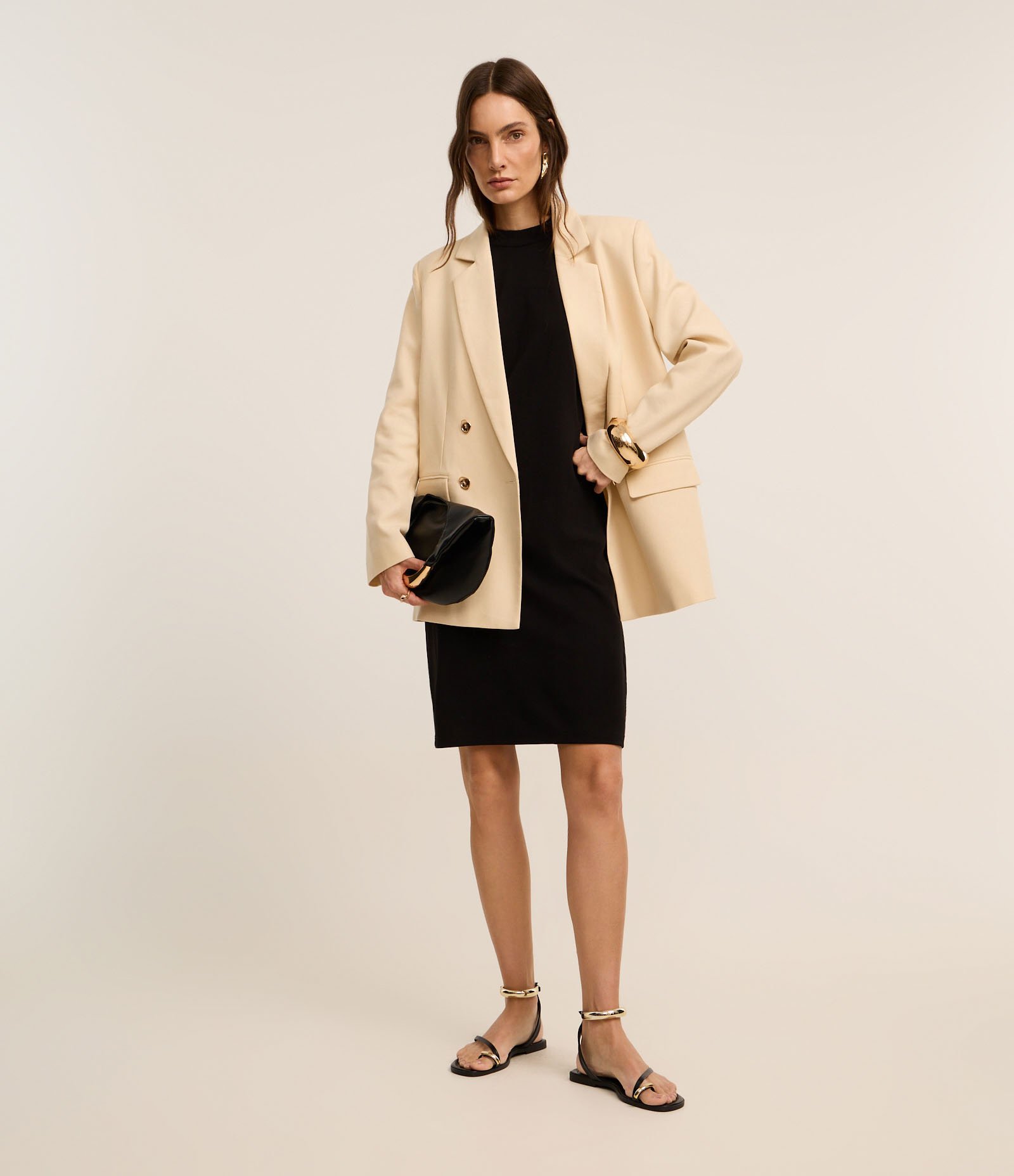 Vestido Curto em Crepe com Gola Halter Preto 4