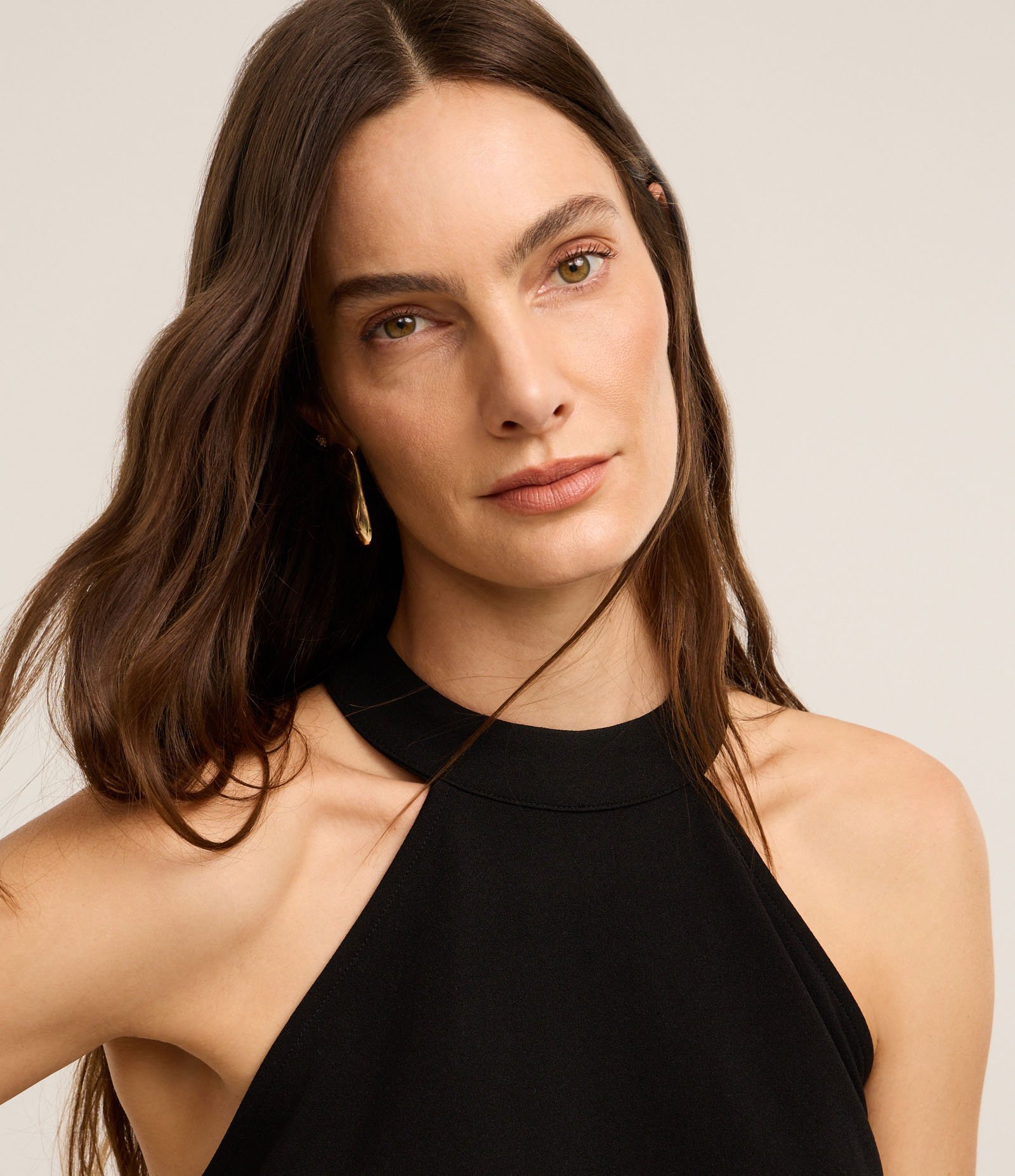 Vestido Curto em Crepe com Gola Halter Preto 5