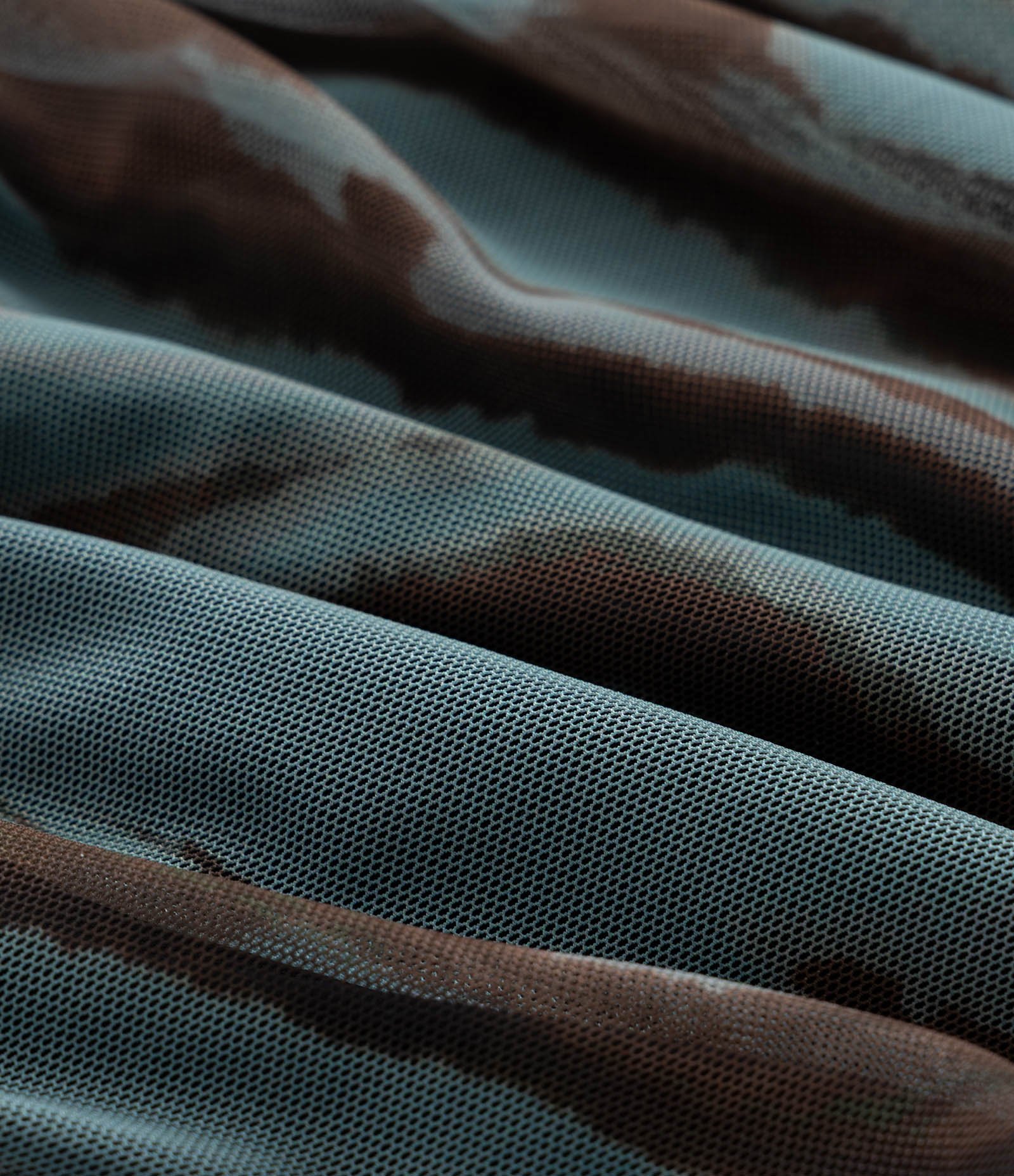 Vestido Midi em Tule com Ombro Único e Estampa Manchada Curve & Plus Size Verde 9