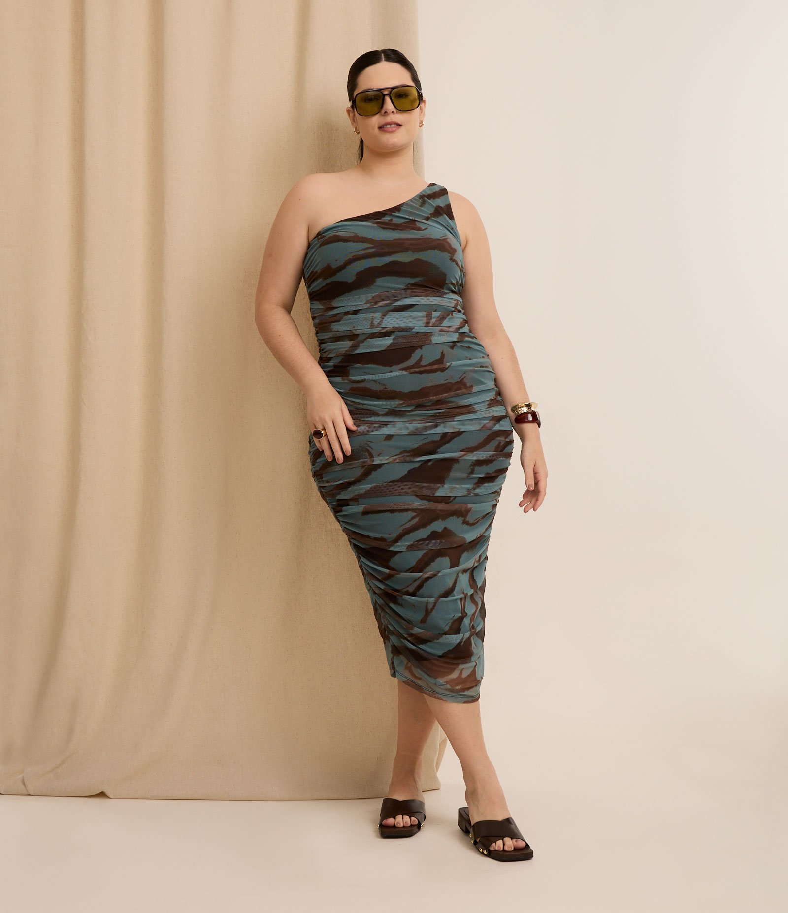 Vestido Midi em Tule com Ombro Único e Estampa Manchada Curve & Plus Size Verde 1