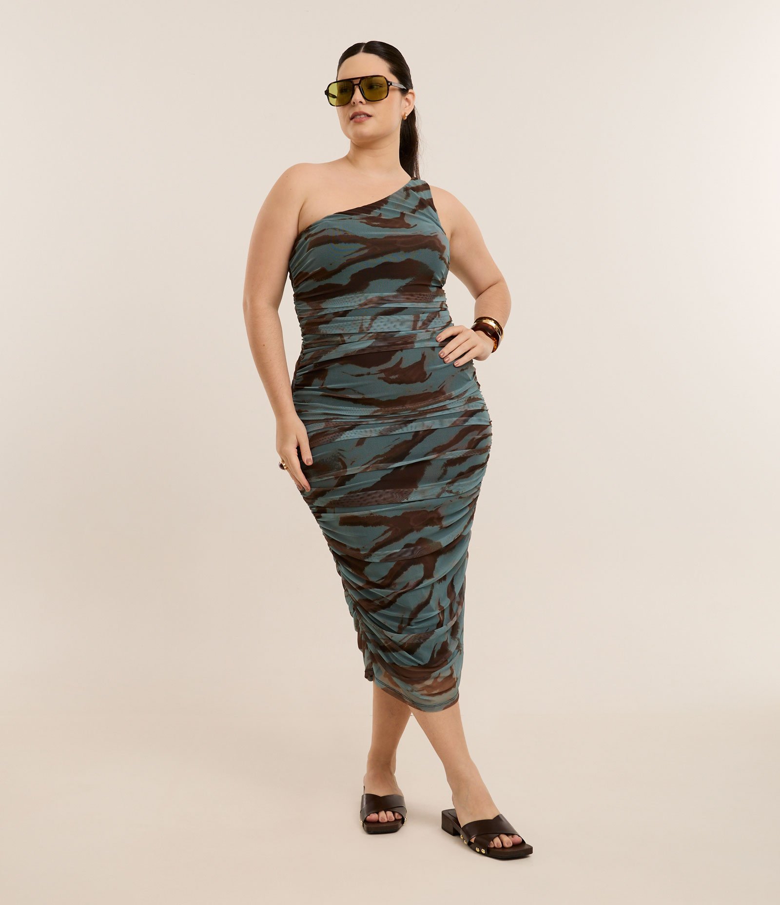 Vestido Midi em Tule com Ombro Único e Estampa Manchada Curve & Plus Size Verde 2