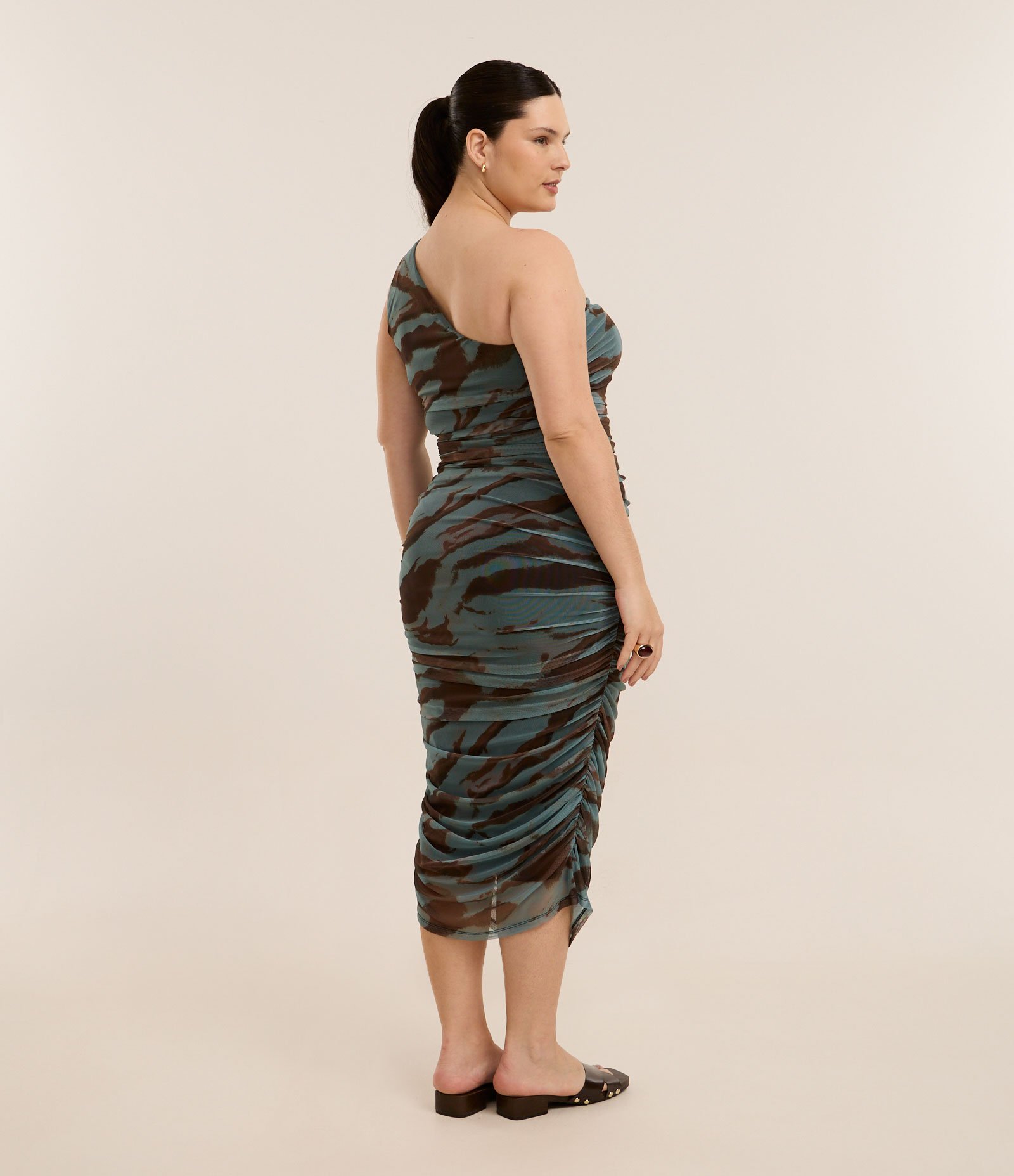 Vestido Midi em Tule com Ombro Único e Estampa Manchada Curve & Plus Size Verde 6