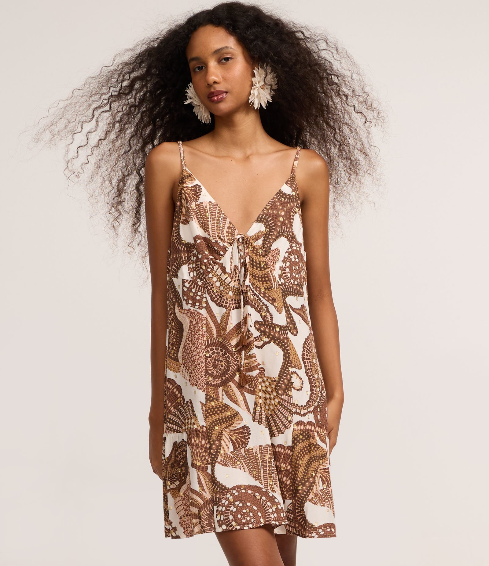 Vestico Curto com Alça Fina e Estampa Fundo do Mar Marrom / Off White 1