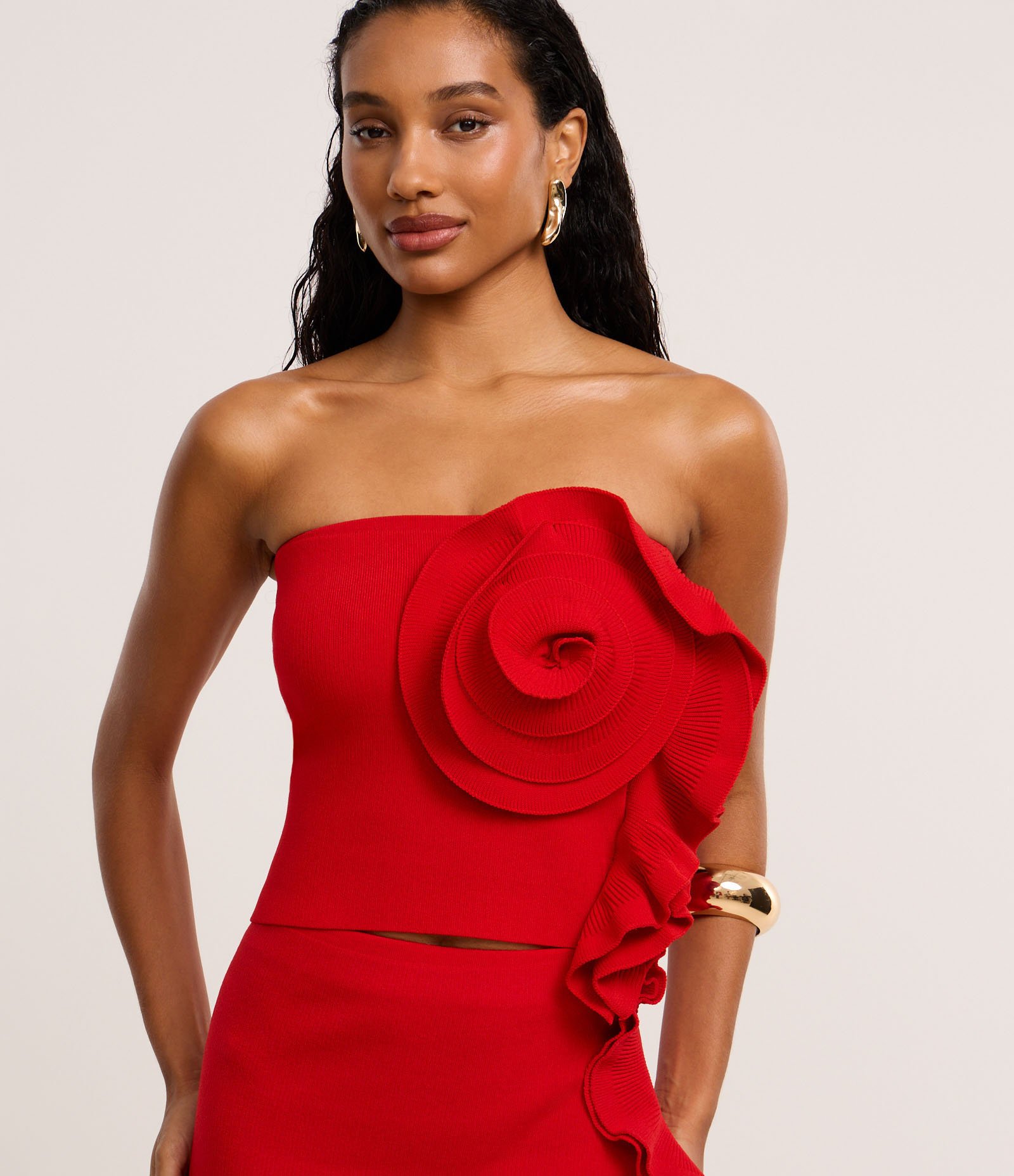 Blusa Cropped Sem Alça em Tricô com Babado Floral Vermelho 2