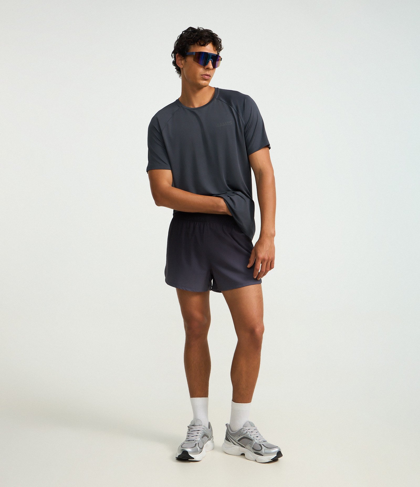 Bermuda Esportiva Running com Bolso Funcional e Estampa Degrade Cinza 1