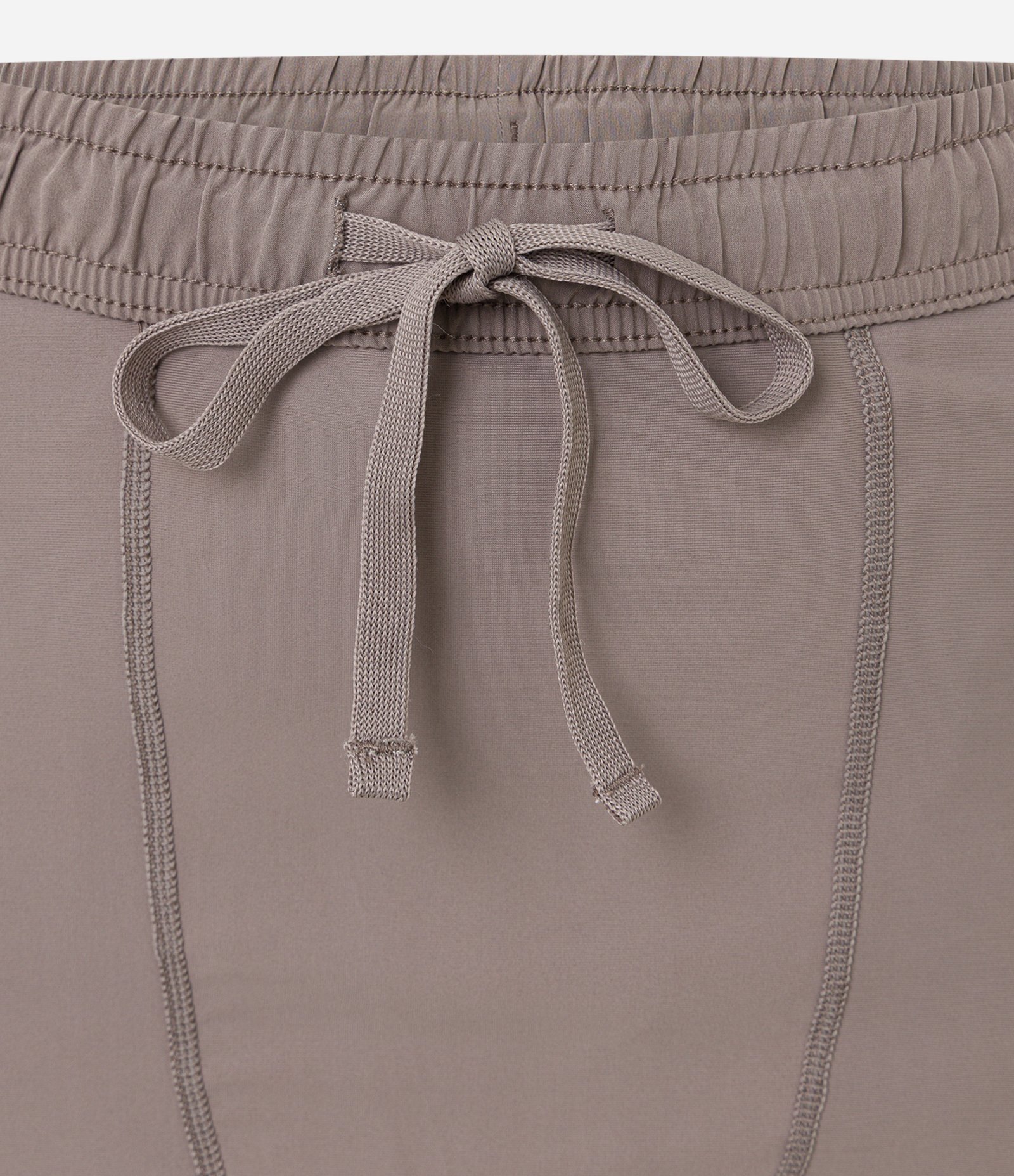 Bermuda Esportiva com Short de Compressão Marrom 8