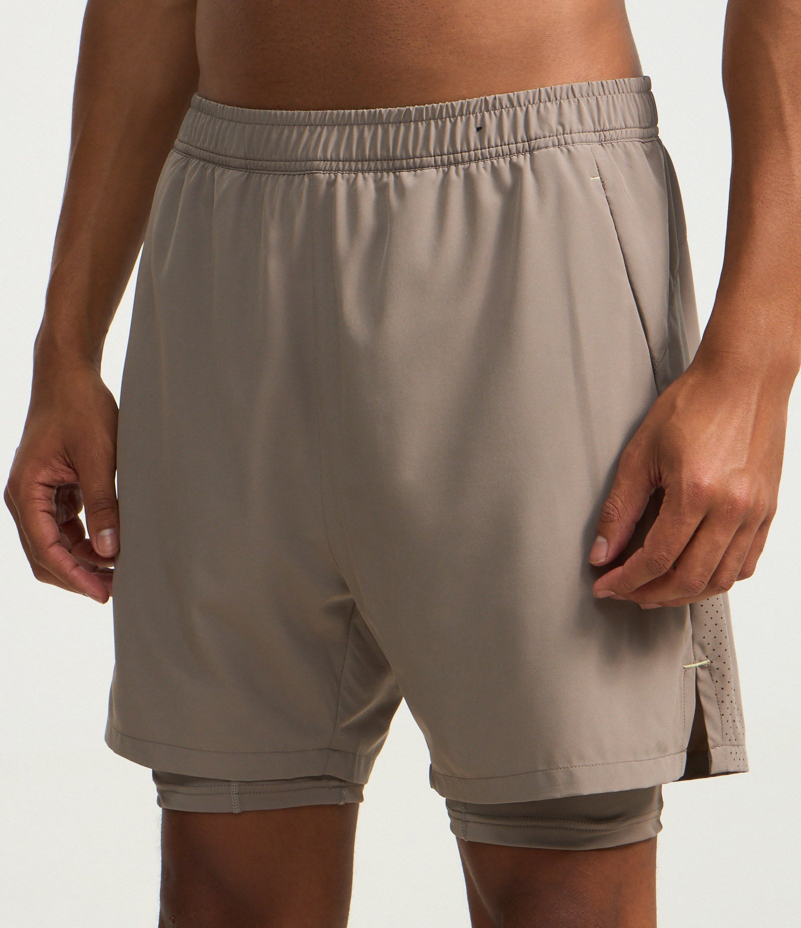 Bermuda Esportiva com Short de Compressão Marrom 2