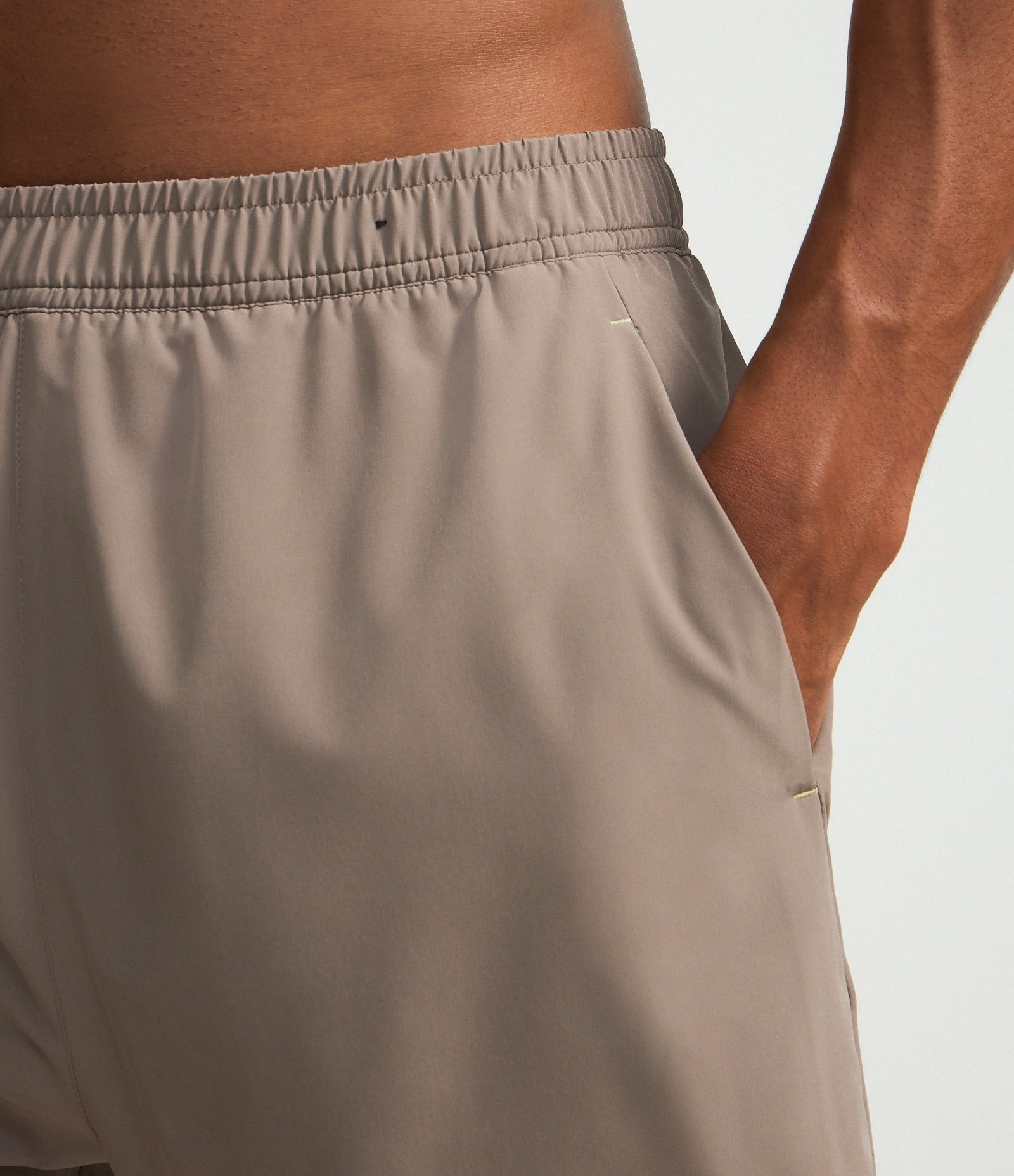 Bermuda Esportiva com Short de Compressão Marrom 5