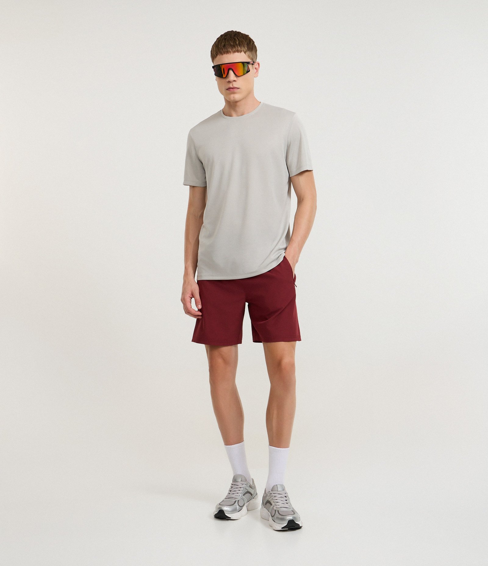 Bermuda Esportiva com Laser Cut e Bolsos com Zíper Vermelho 1