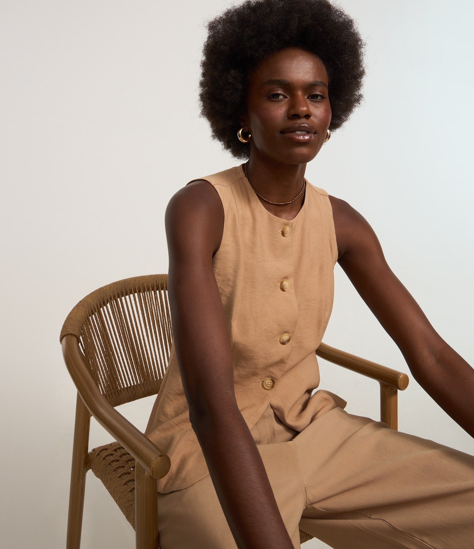 Colete Alongado em Crepe com Botões e Fenda Bege 1