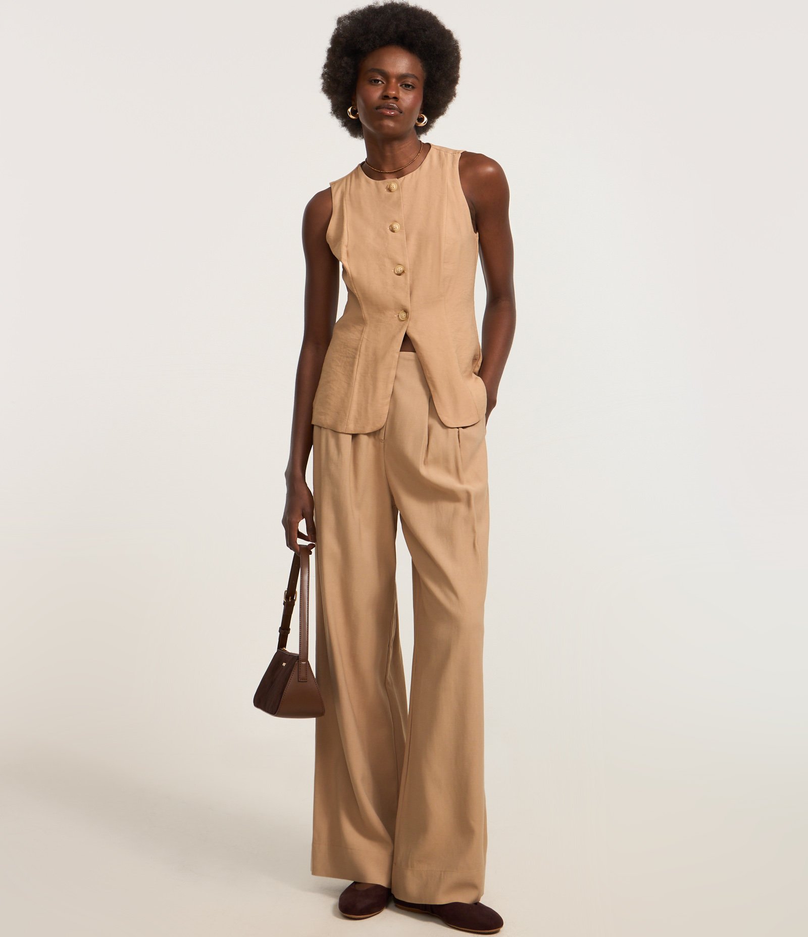 Colete Alongado em Crepe com Botões e Fenda Bege 2