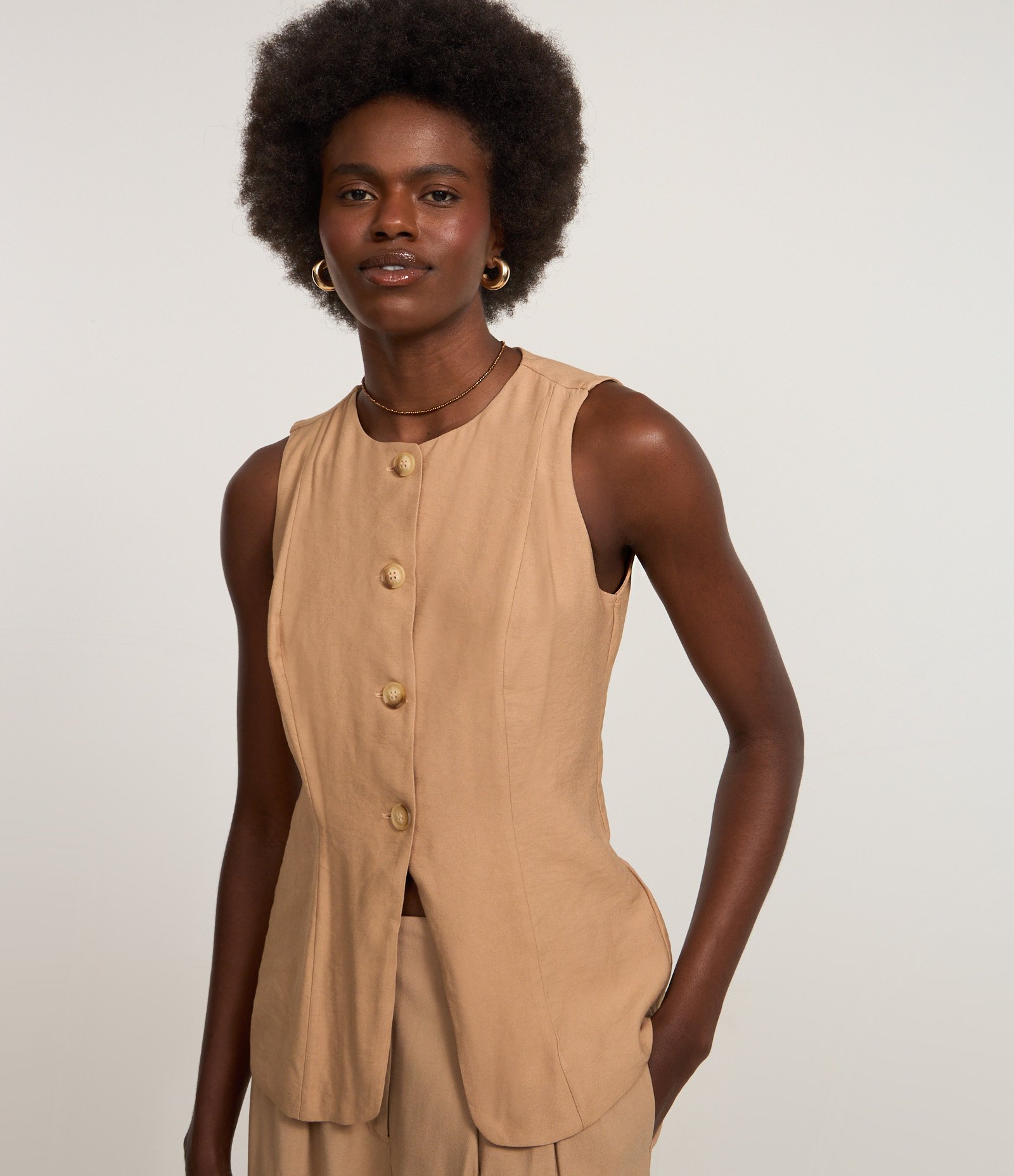 Colete Alongado em Crepe com Botões e Fenda Bege 3