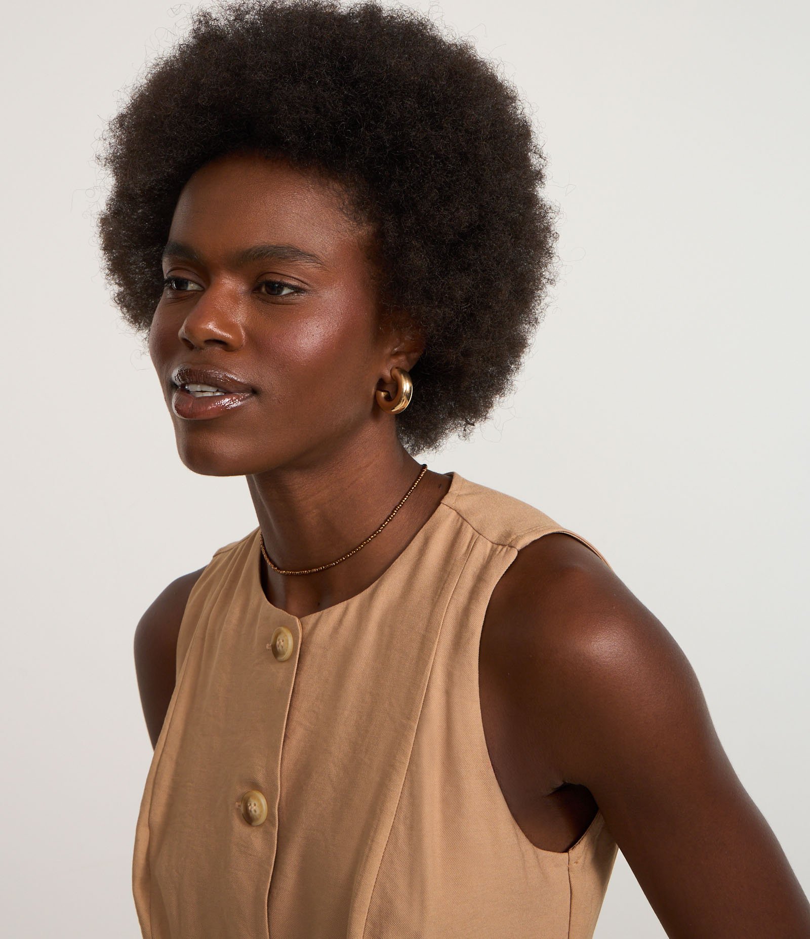 Colete Alongado em Crepe com Botões e Fenda Bege 4