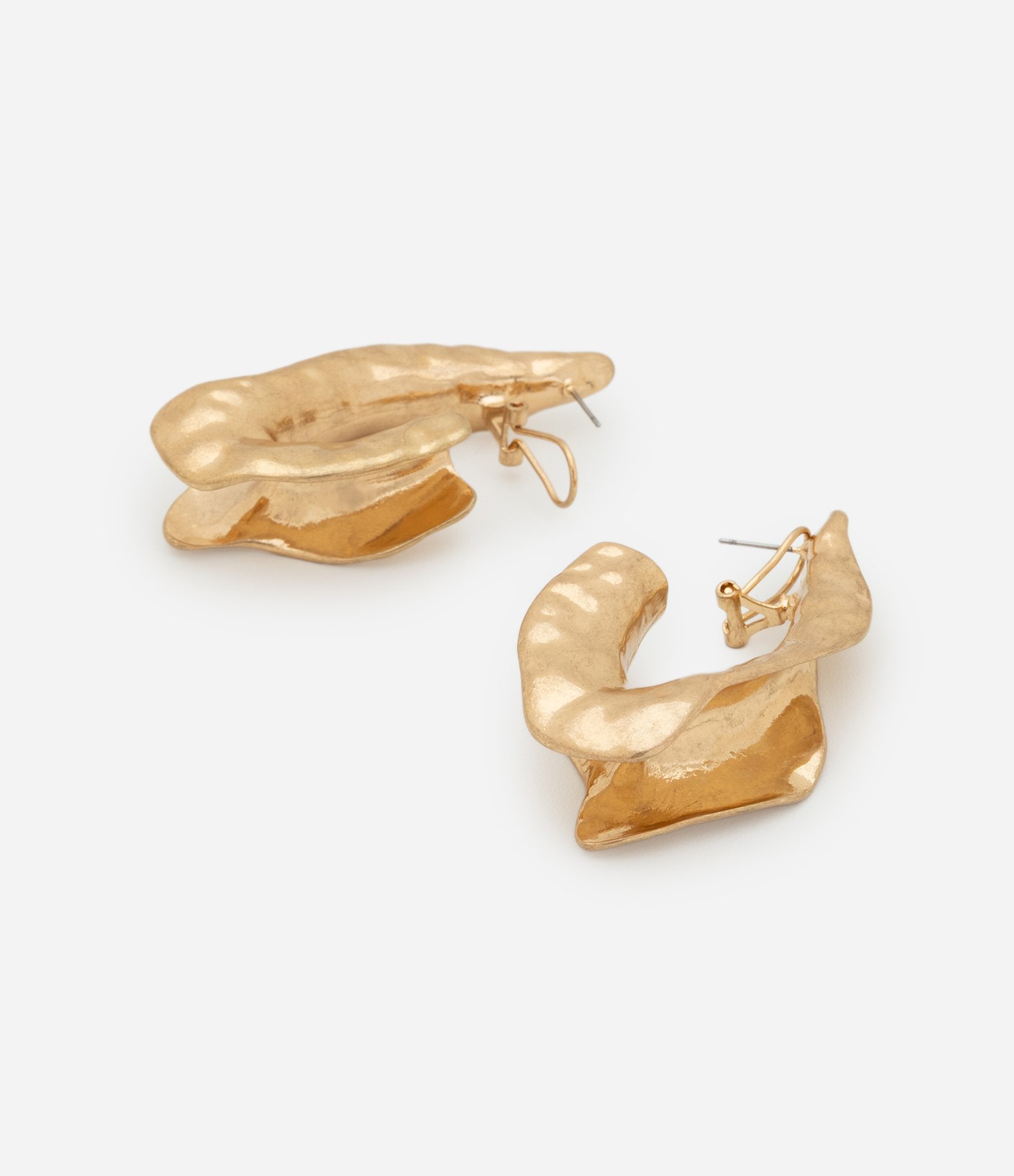 Maxi Argola com Efeito Martelado Dourado 2