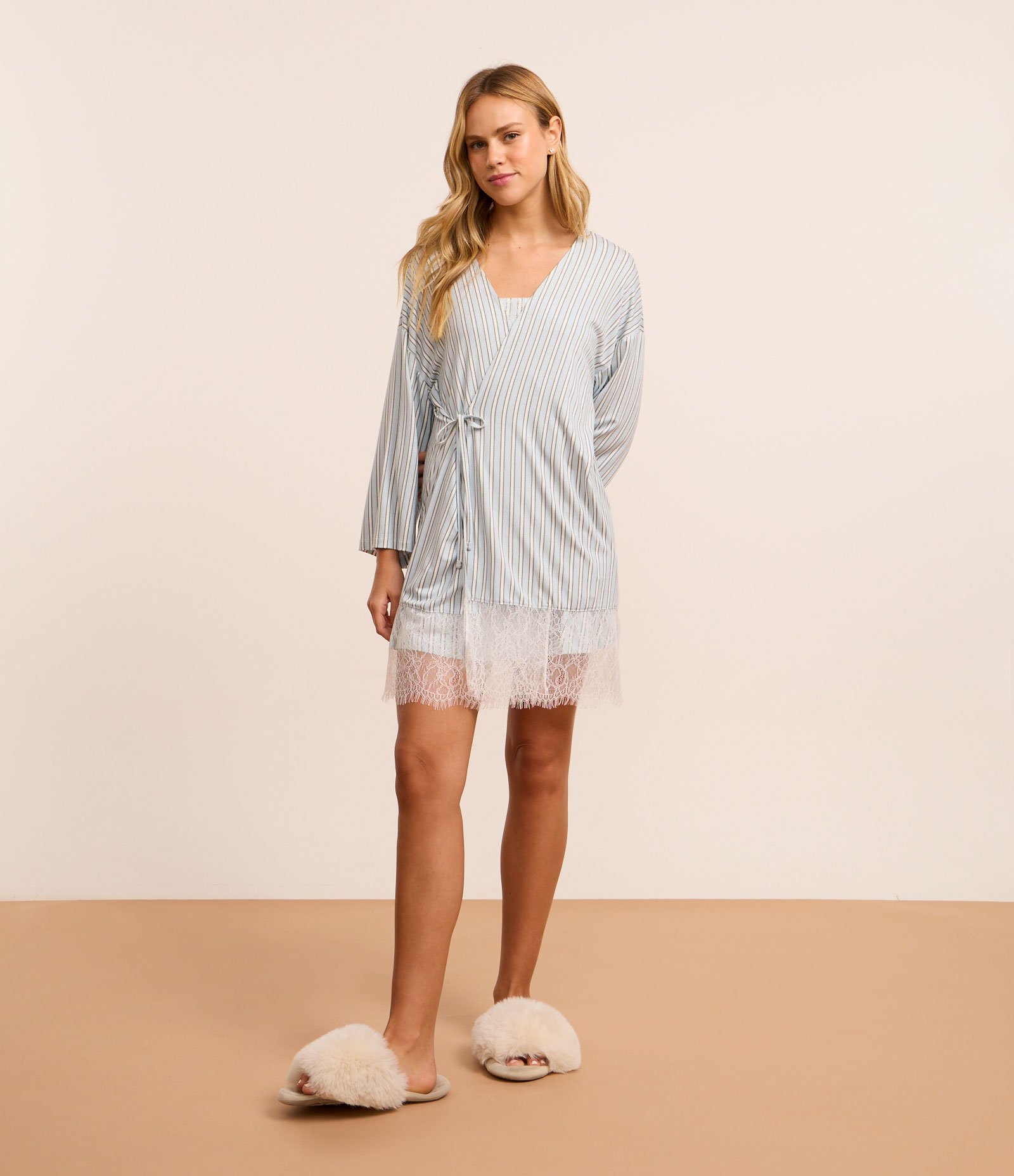 Conjunto Camisola e Robe em Viscose Listrada com Renda Azul 1