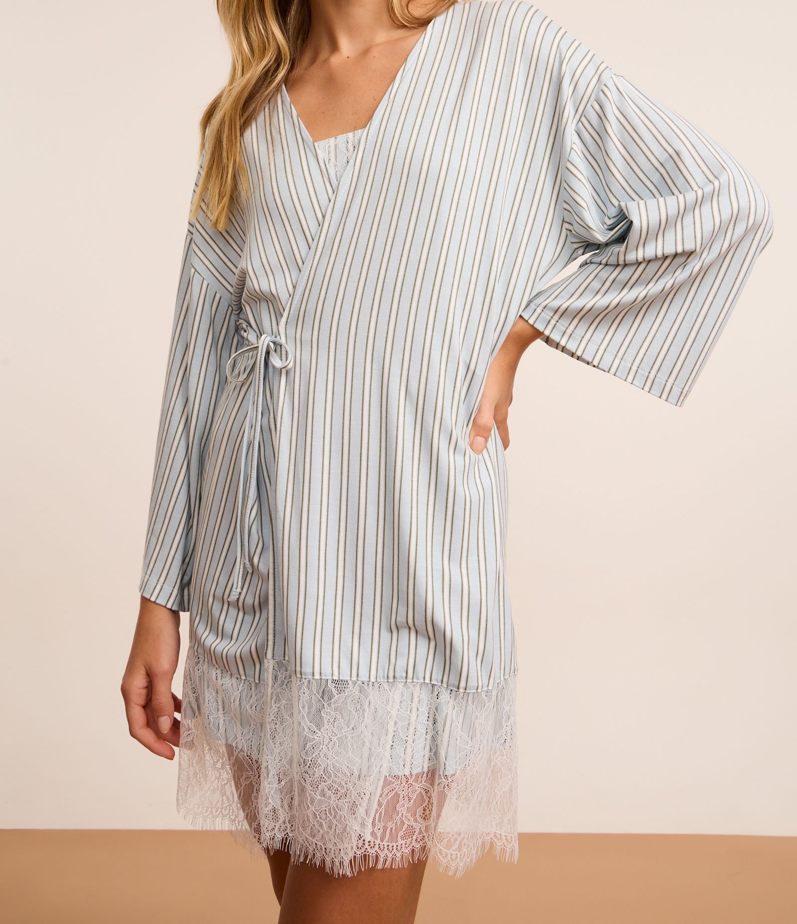 Conjunto Camisola e Robe em Viscose Listrada com Renda Azul 2