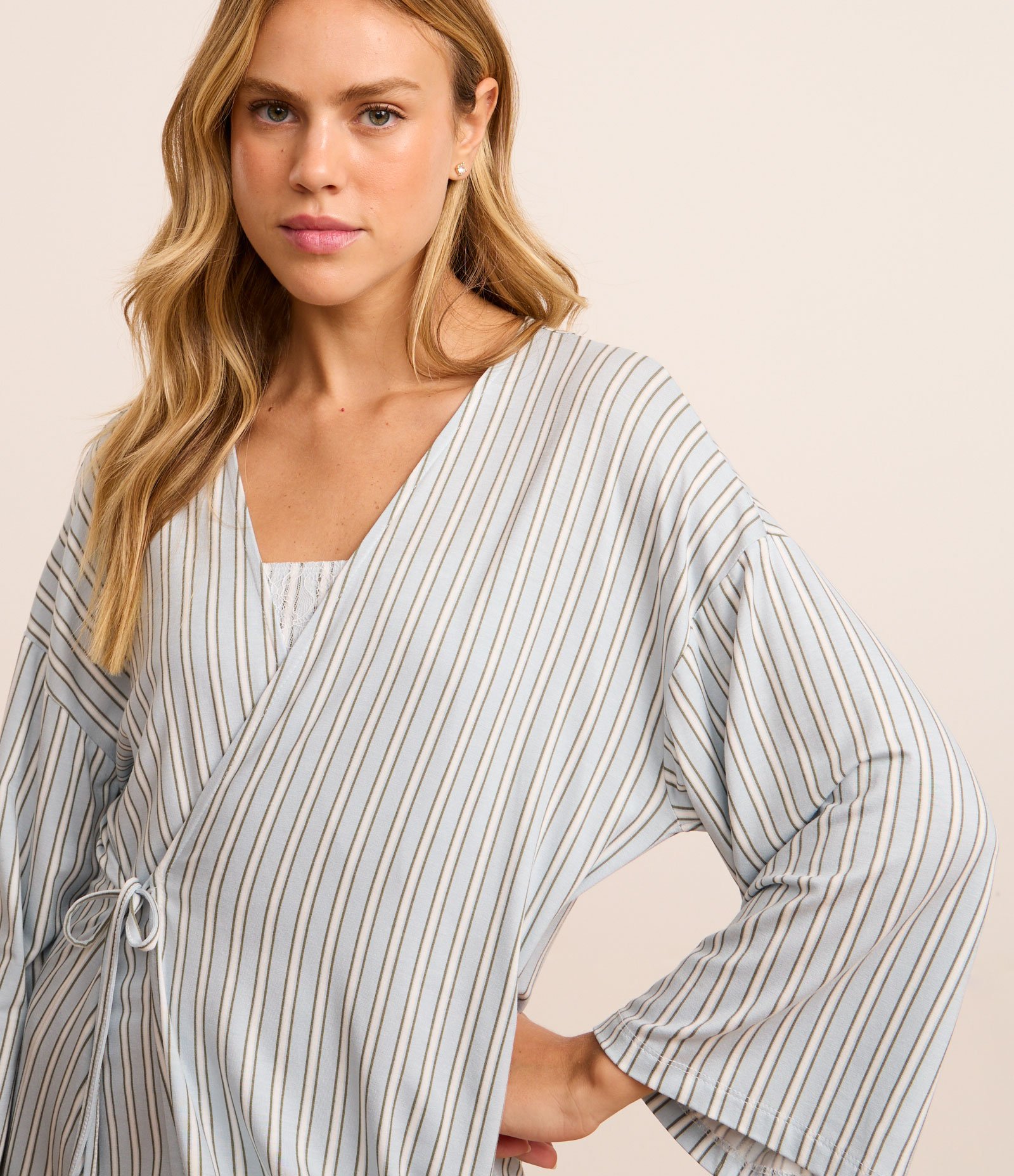 Conjunto Camisola e Robe em Viscose Listrada com Renda Azul 3