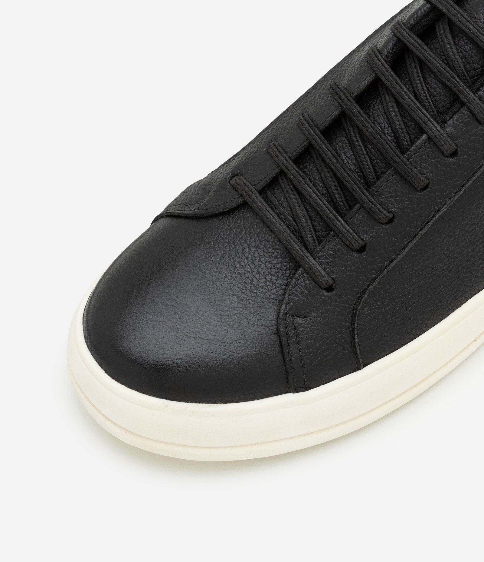 Tênis em Couro com Cadarço em Elástico e Recortes Preto 3