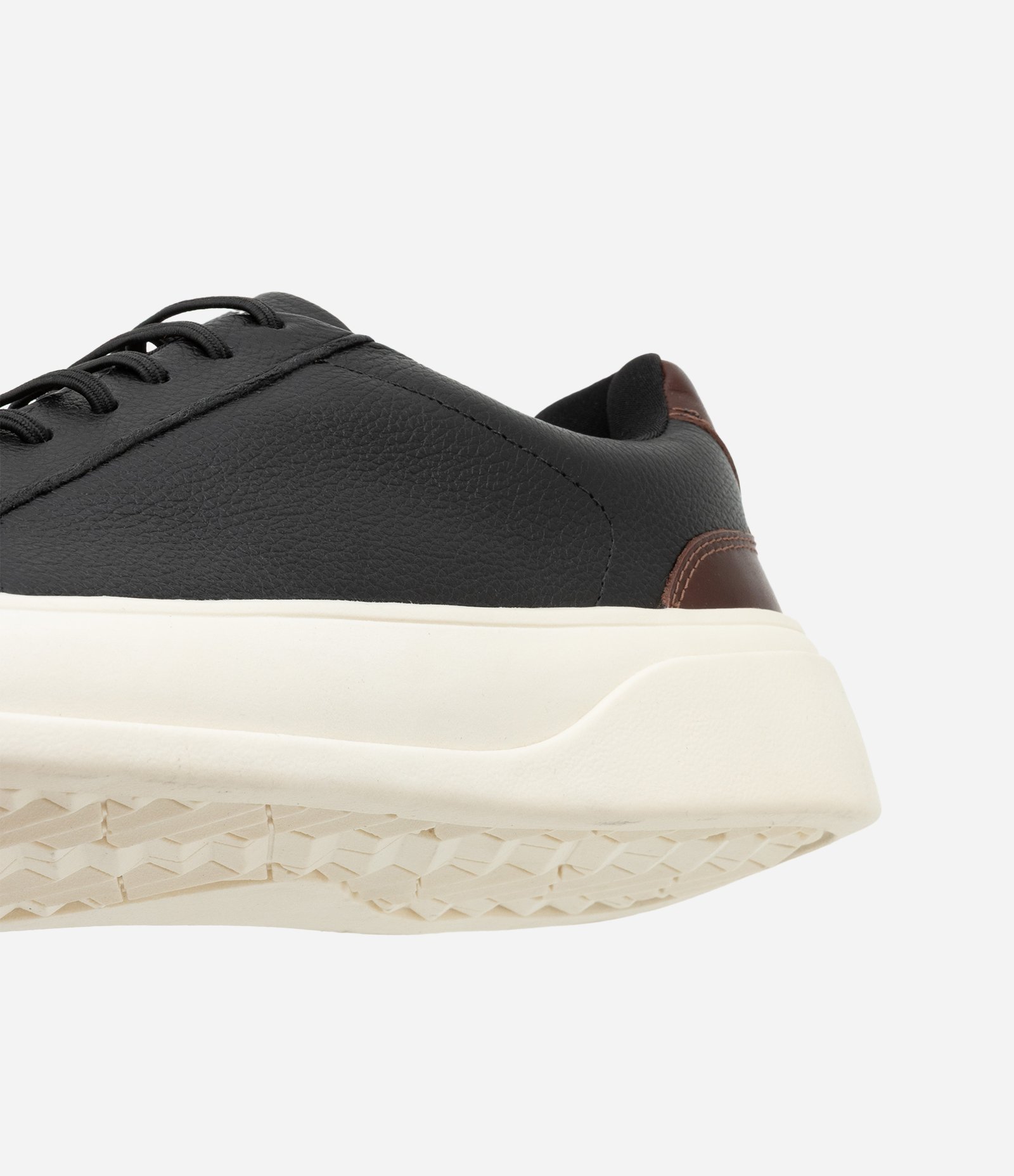 Tênis em Couro com Cadarço em Elástico e Recortes Preto 4