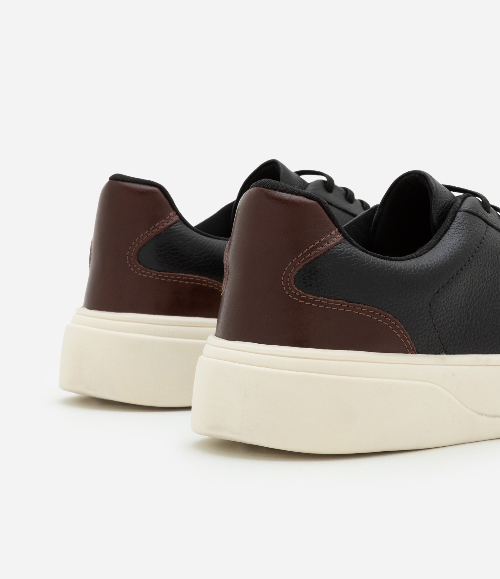 Tênis em Couro com Cadarço em Elástico e Recortes Preto 5