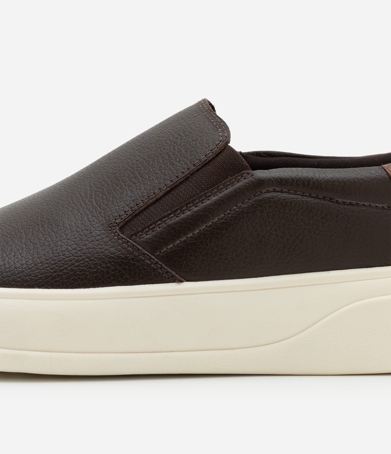 Tênis Slip On em Couro com Recortes Marrom 3
