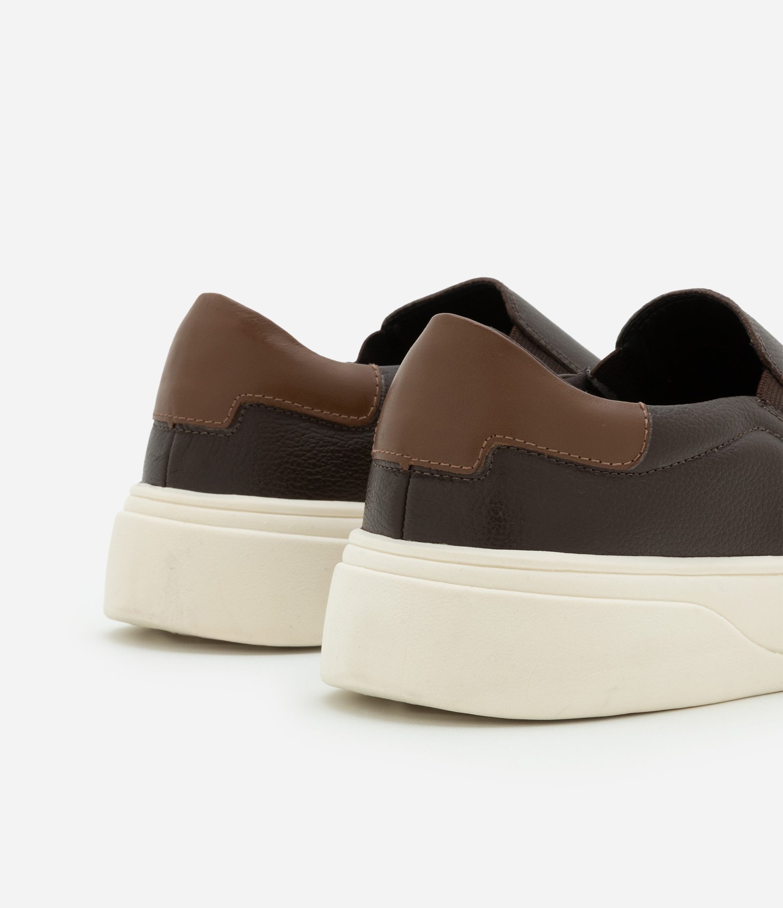 Tênis Slip On em Couro com Recortes Marrom 5