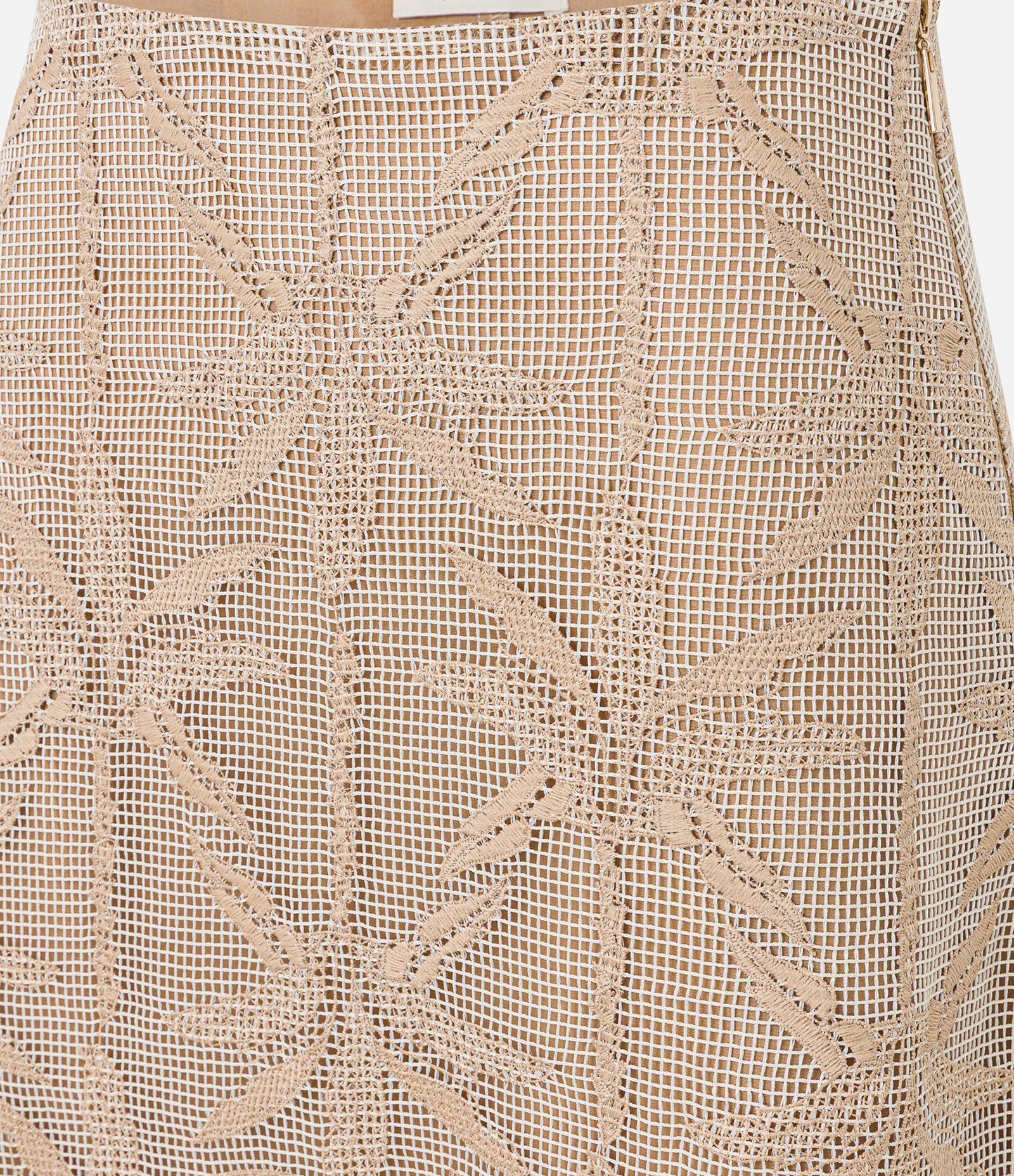 Saia Evasê Midi com Ponto Vazado e Bordado Folhagem Bege 6