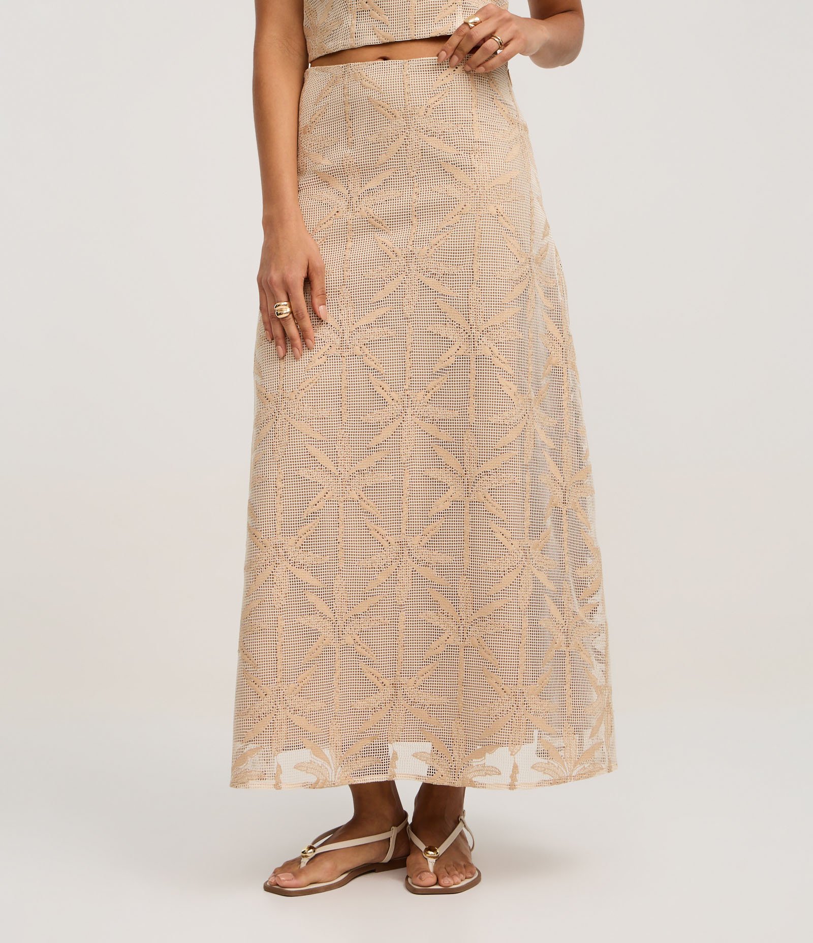 Saia Evasê Midi com Ponto Vazado e Bordado Folhagem Bege 3