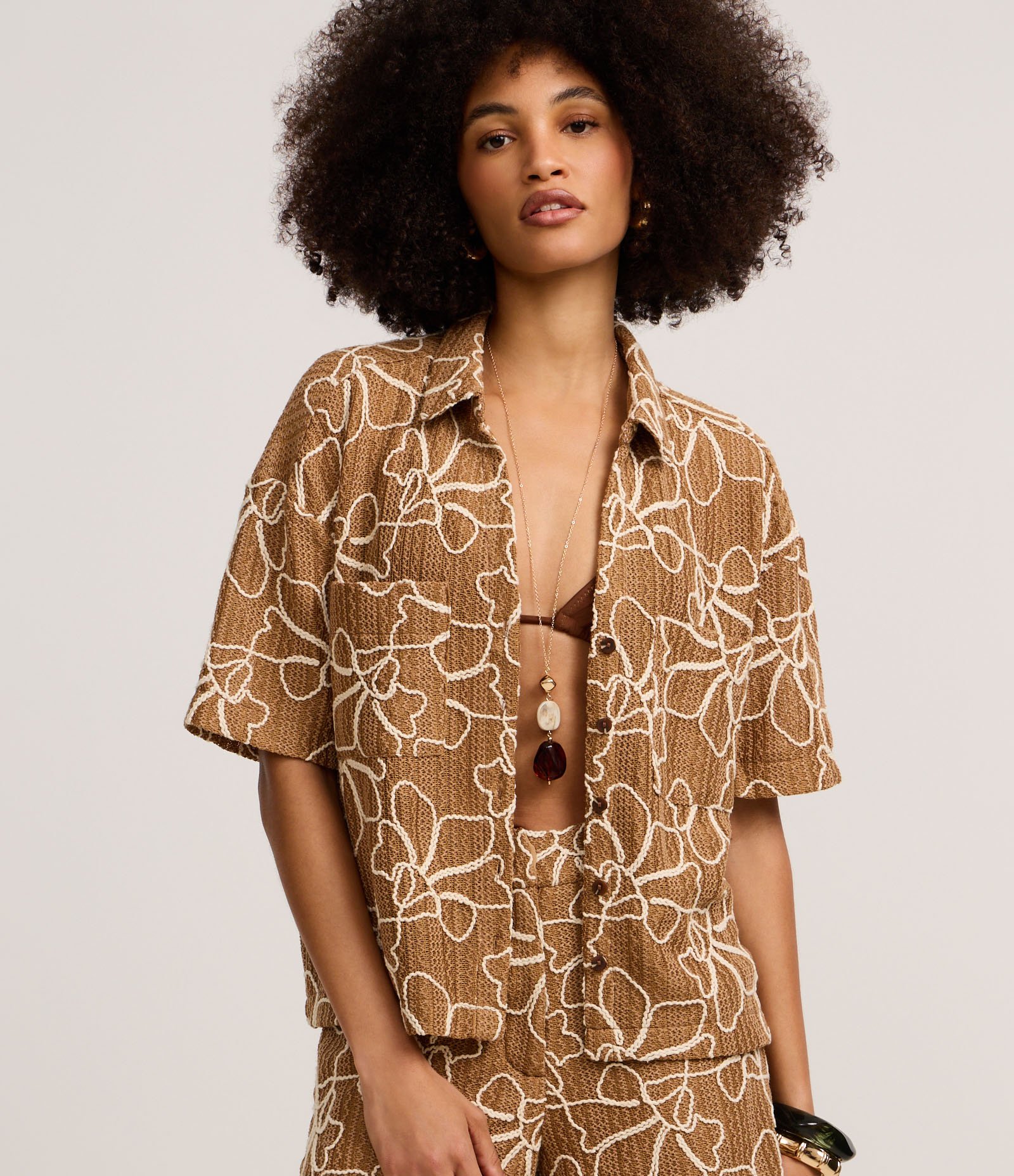 Camisa Texturizada em Renda com Cordas Aplicadas Caramelo 1