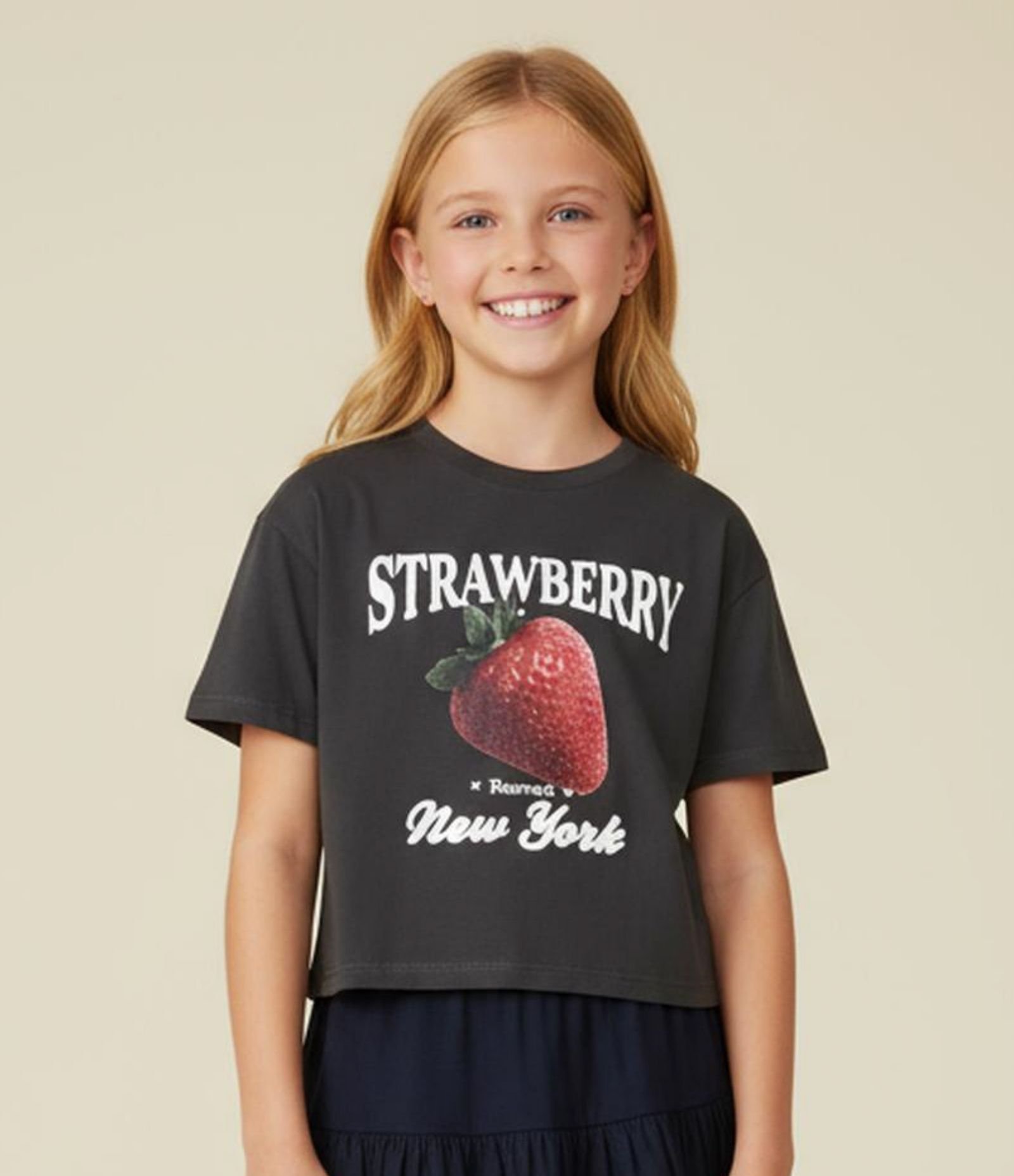 Camiseta Infantil com Estampa Morango - Tam 5 a 14 Anos Preto 1