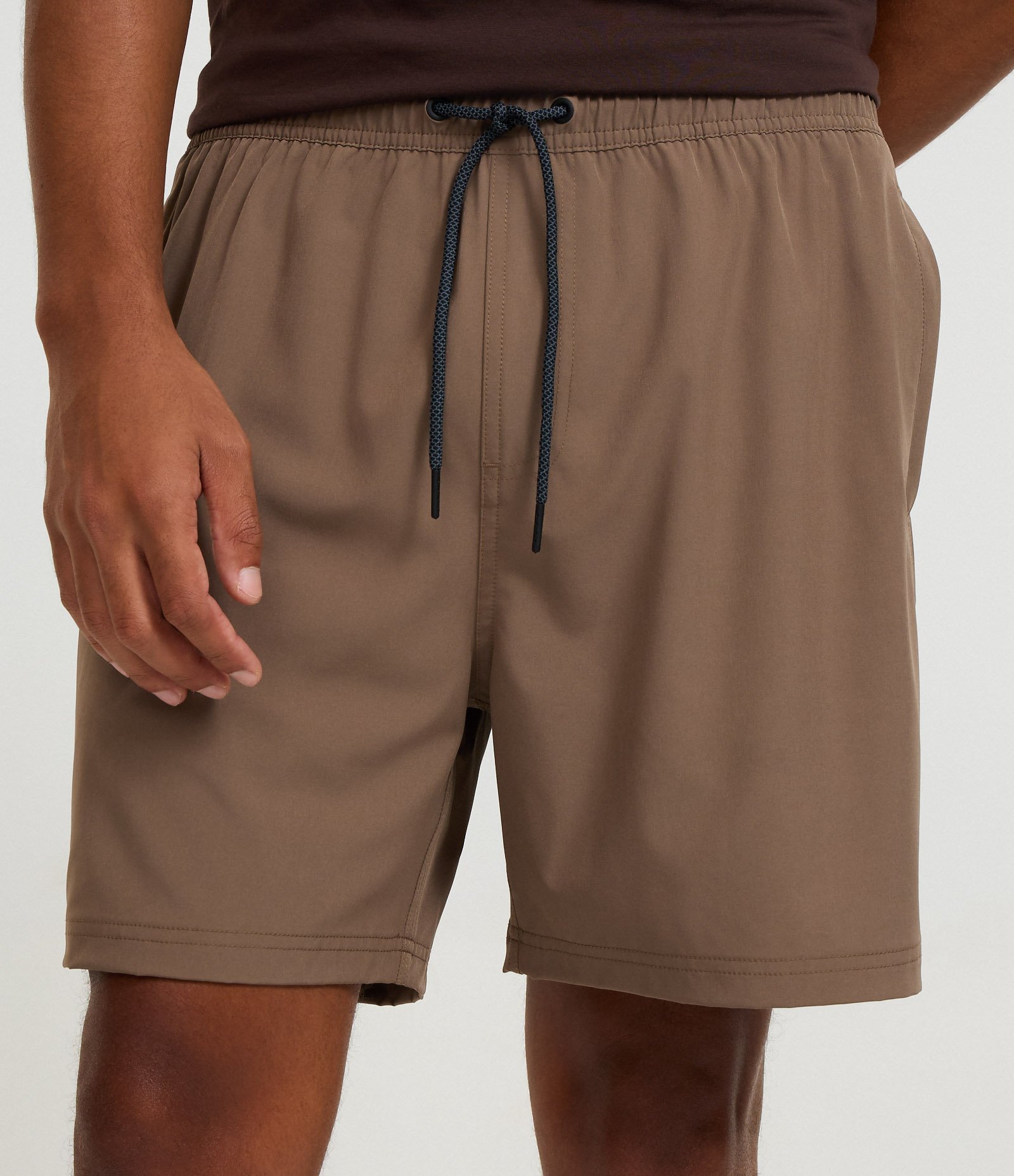 Bermuda com Detalhe de Etiqueta Emborrachada Marrom 2