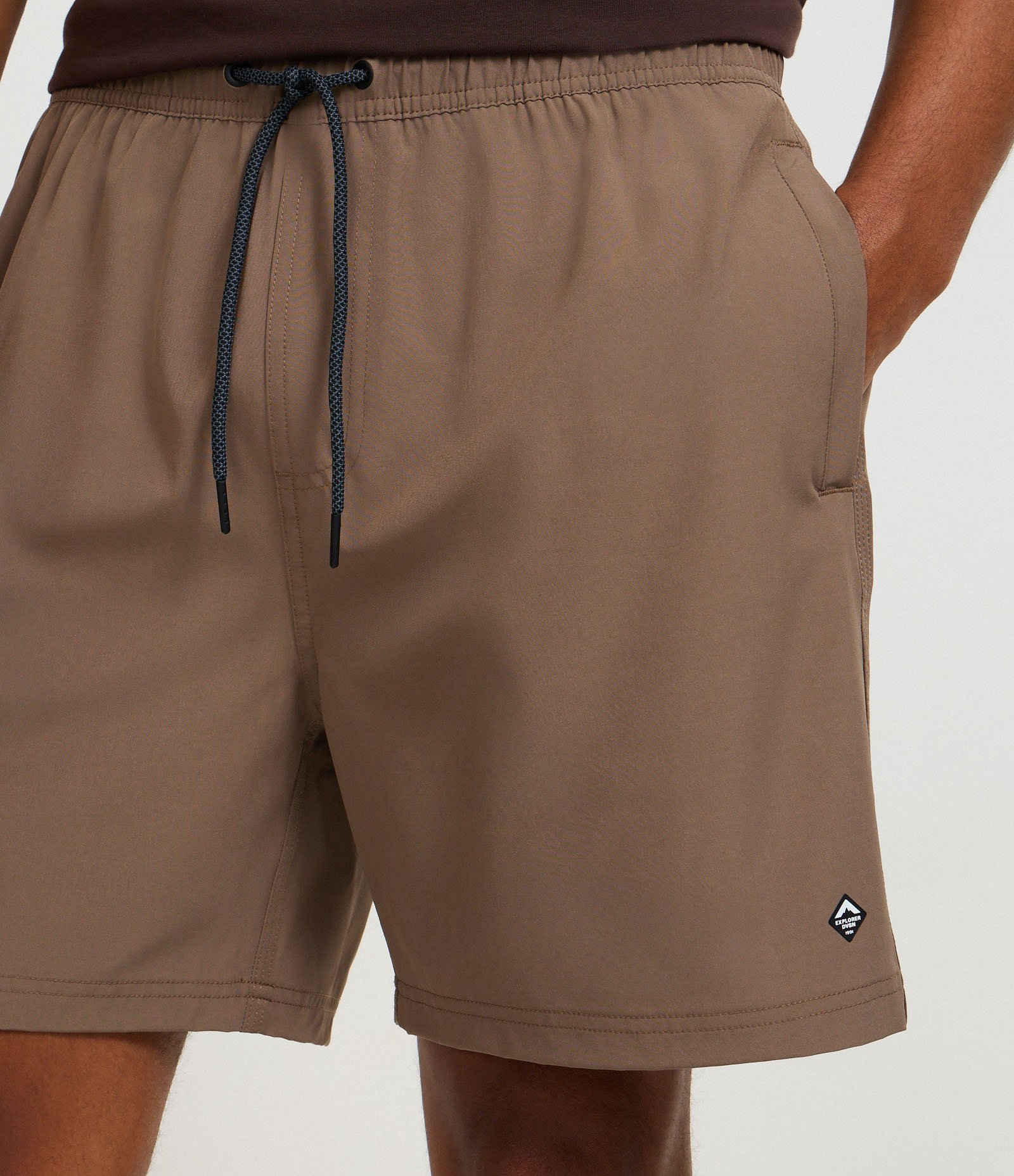 Bermuda com Detalhe de Etiqueta Emborrachada Marrom 4