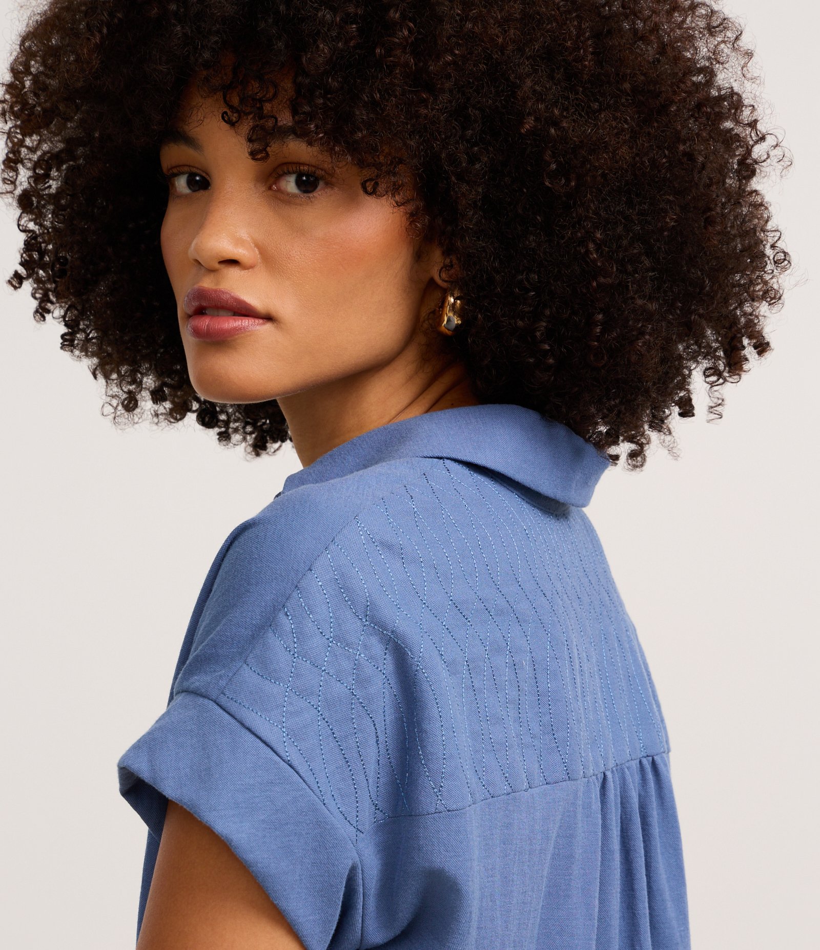 Camisa Texturizada em Orly com Recorte na Manga Azul 4