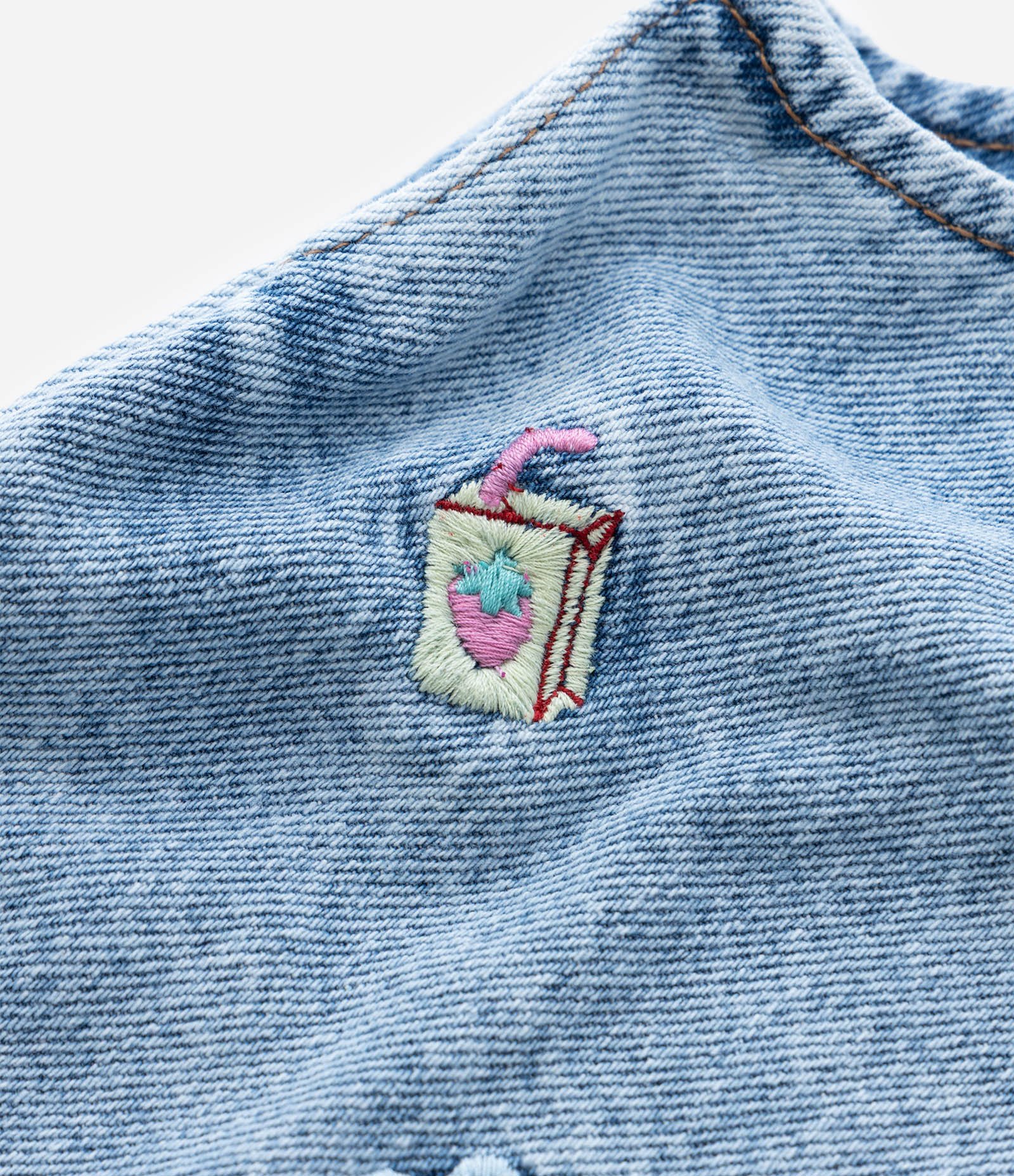 Jardineira Infantil em Jeans com Estampa Bordada de Mini Ícones e Frufru- Tam 1 a 6 Anos Azul 6