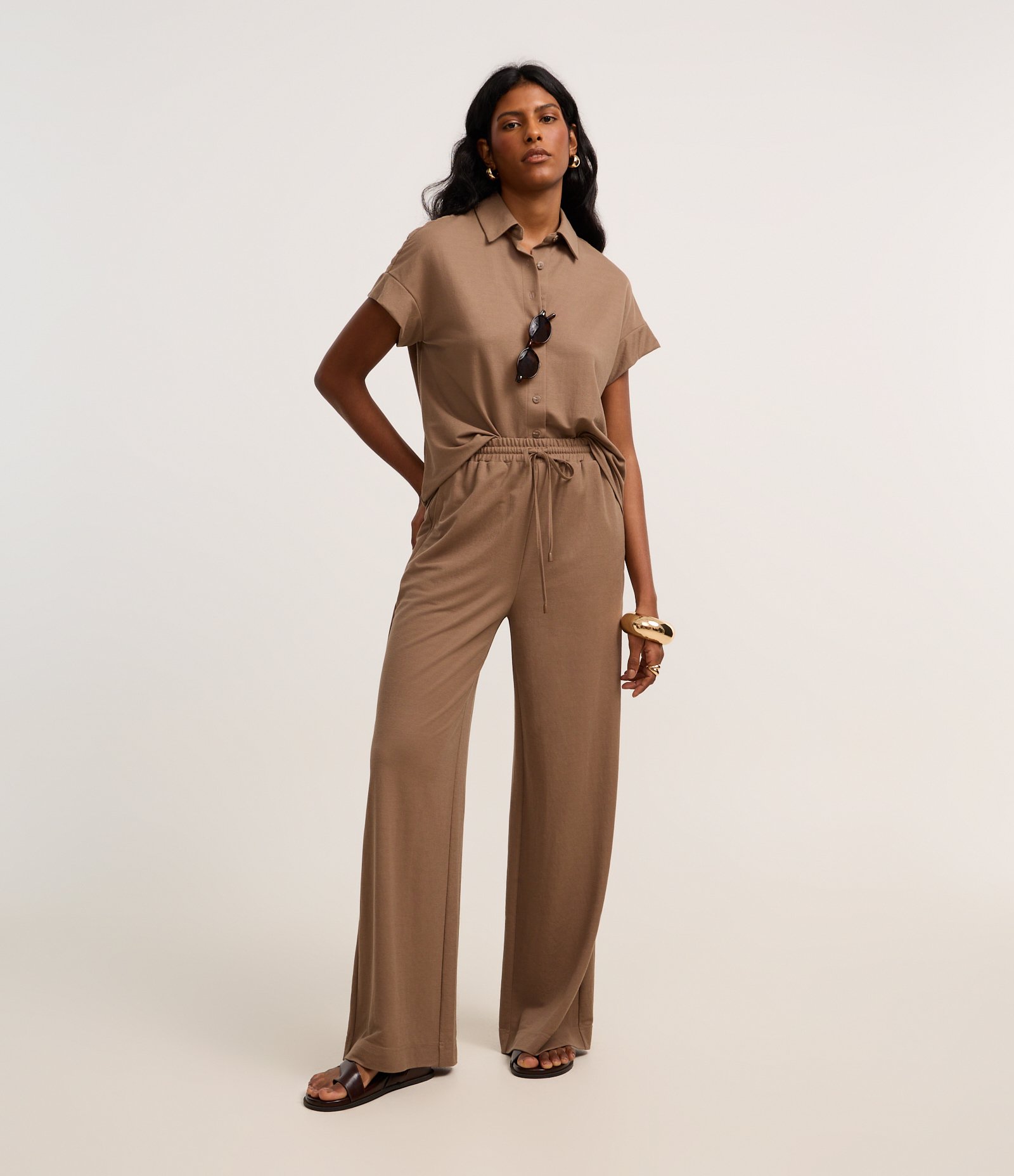 Calça Reta em Orly com Elástico e Amarração no Cós Marrom 1