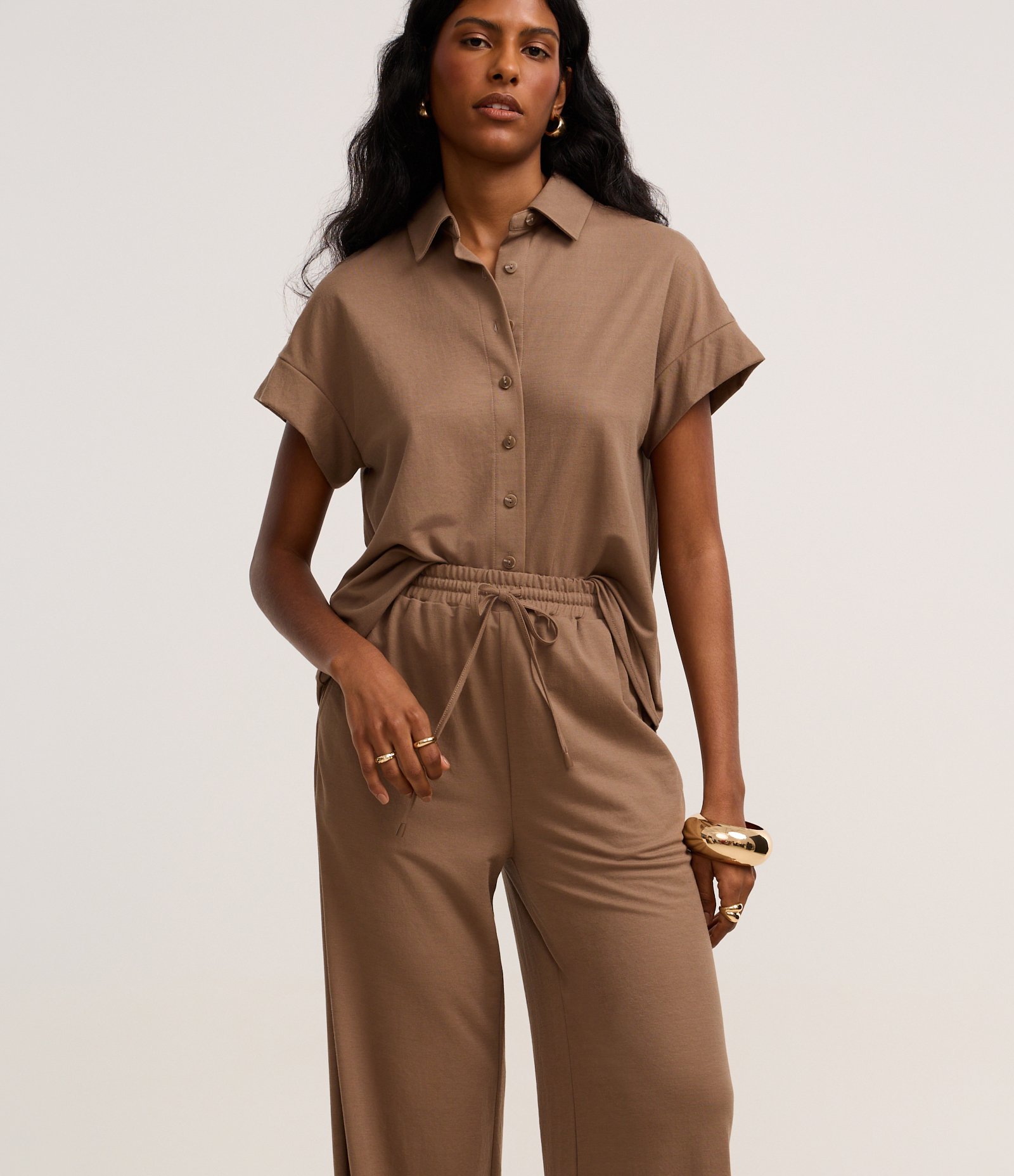 Calça Reta em Orly com Elástico e Amarração no Cós Marrom 2