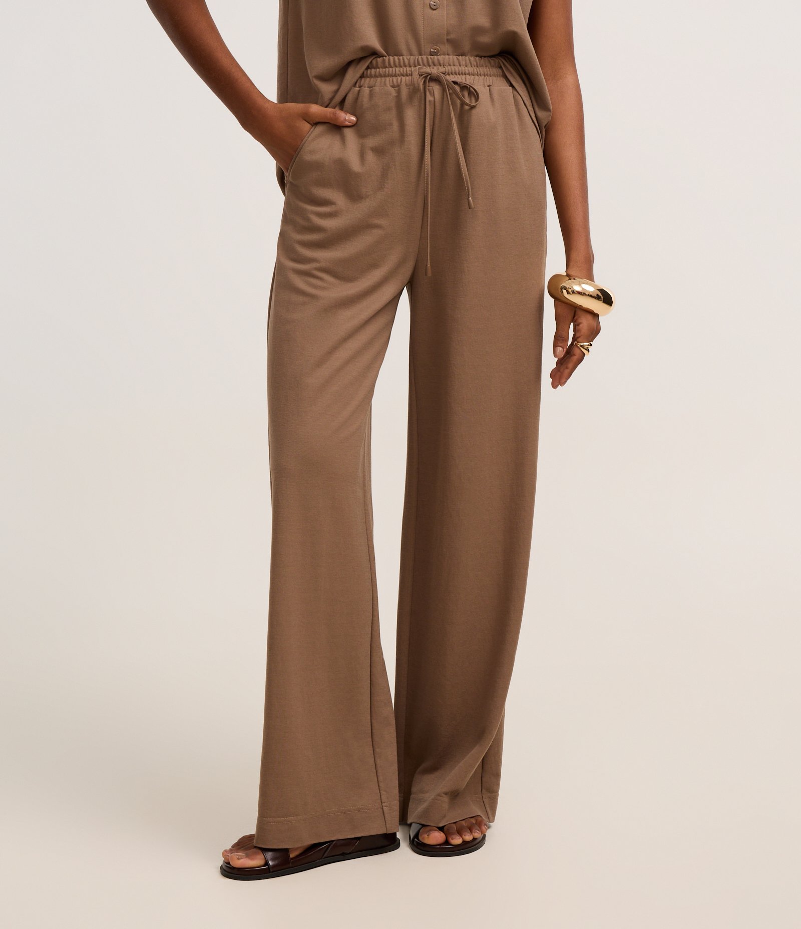 Calça Reta em Orly com Elástico e Amarração no Cós Marrom 3