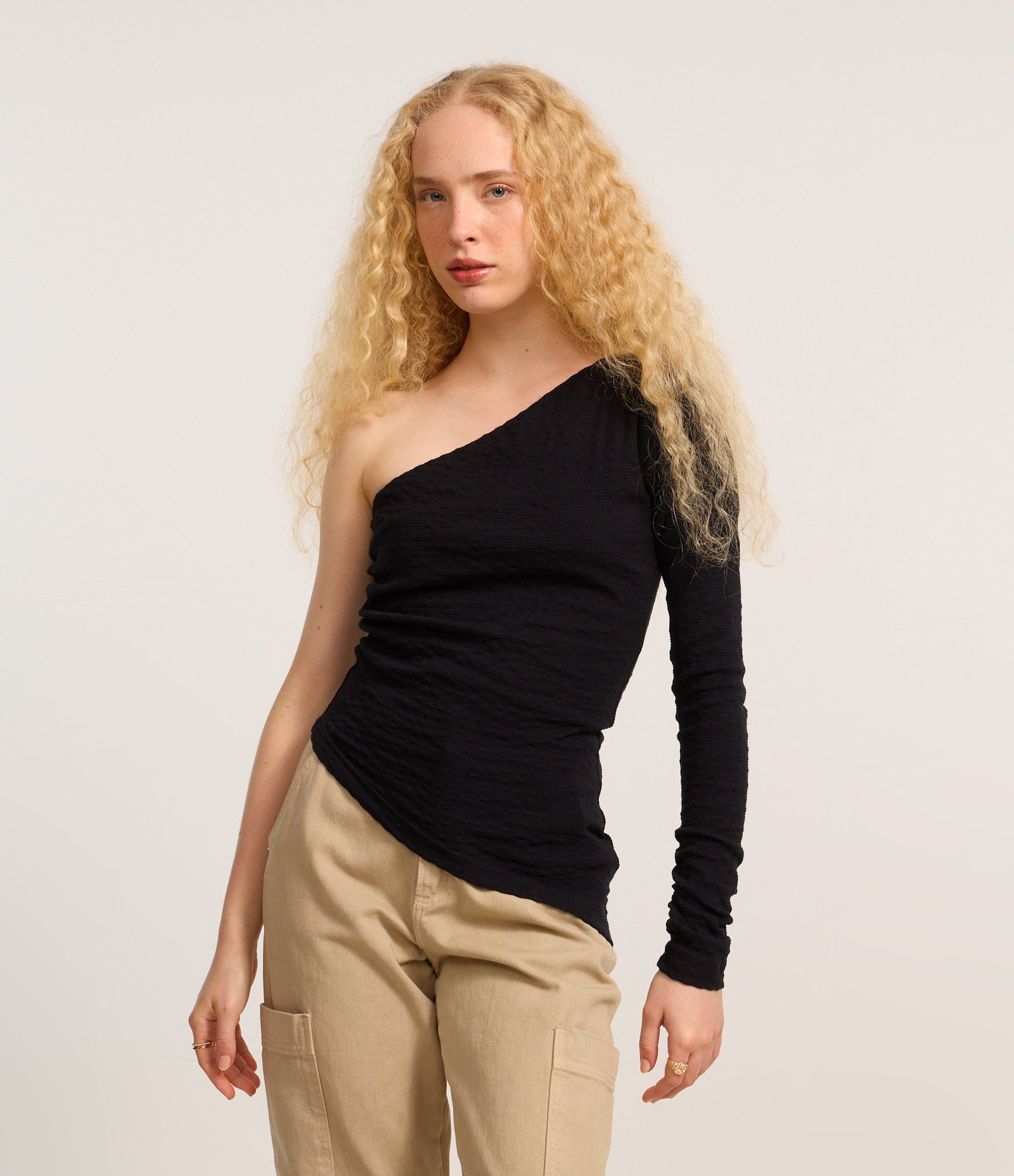 Blusa Texturizada com Um Ombro Só e Franzido no Ombro Preto 1