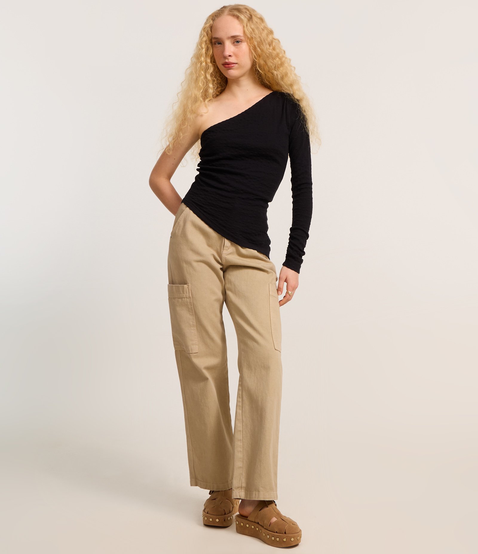 Blusa Texturizada com Um Ombro Só e Franzido no Ombro Preto 2
