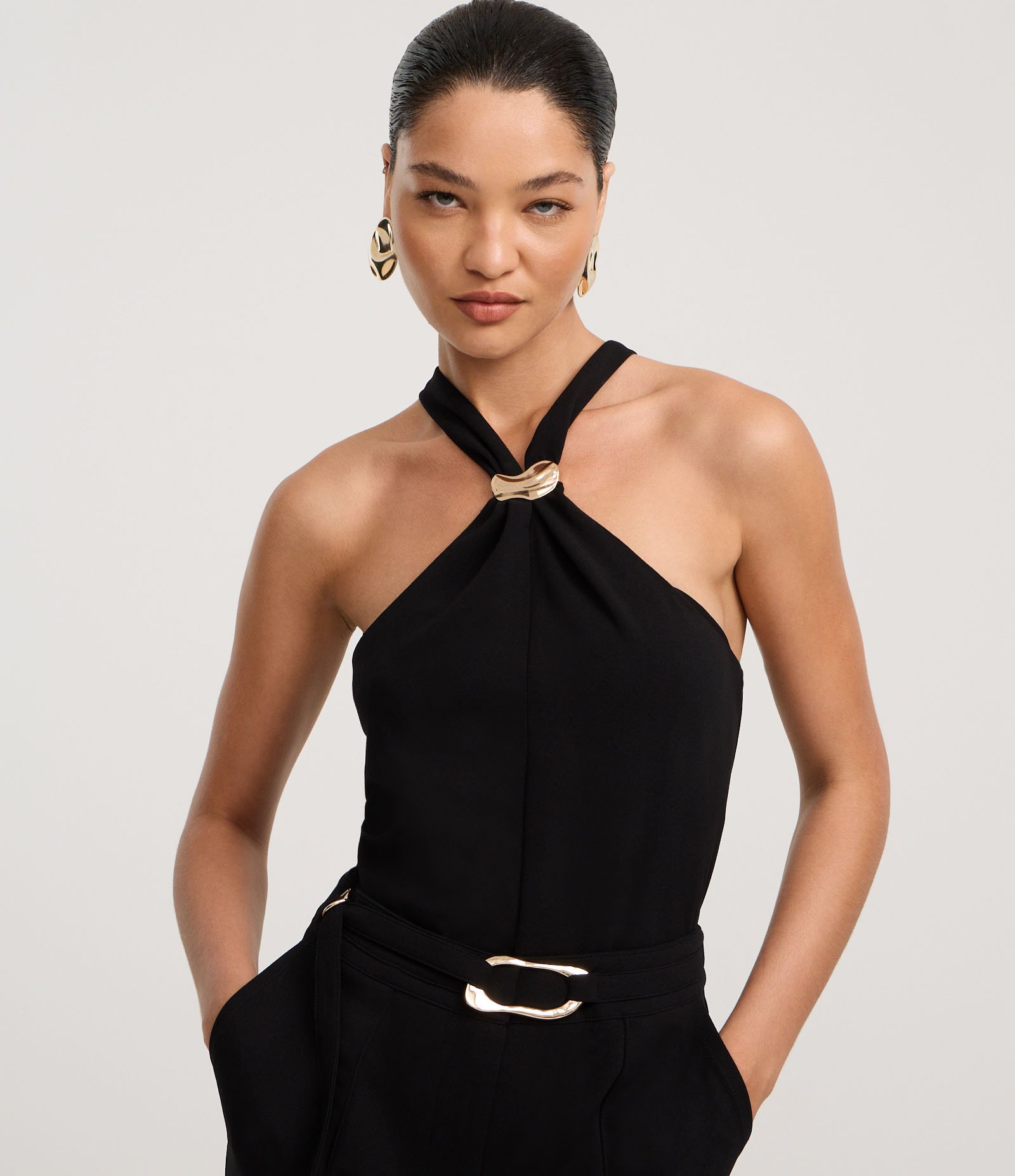 Blusa em Crepe com Aviamento e Franzido na Gola Halter Preto 1