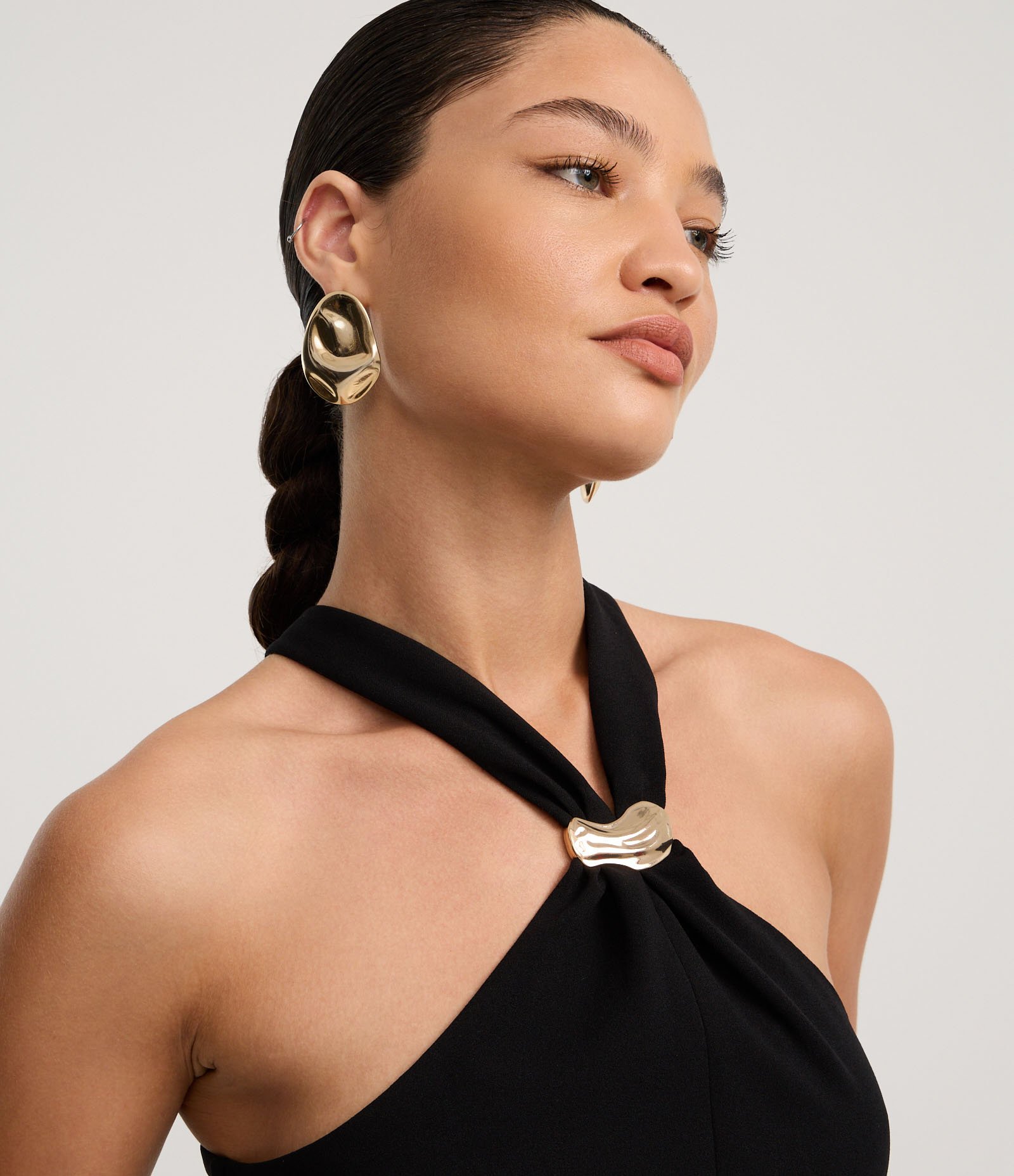 Blusa em Crepe com Aviamento e Franzido na Gola Halter Preto 3